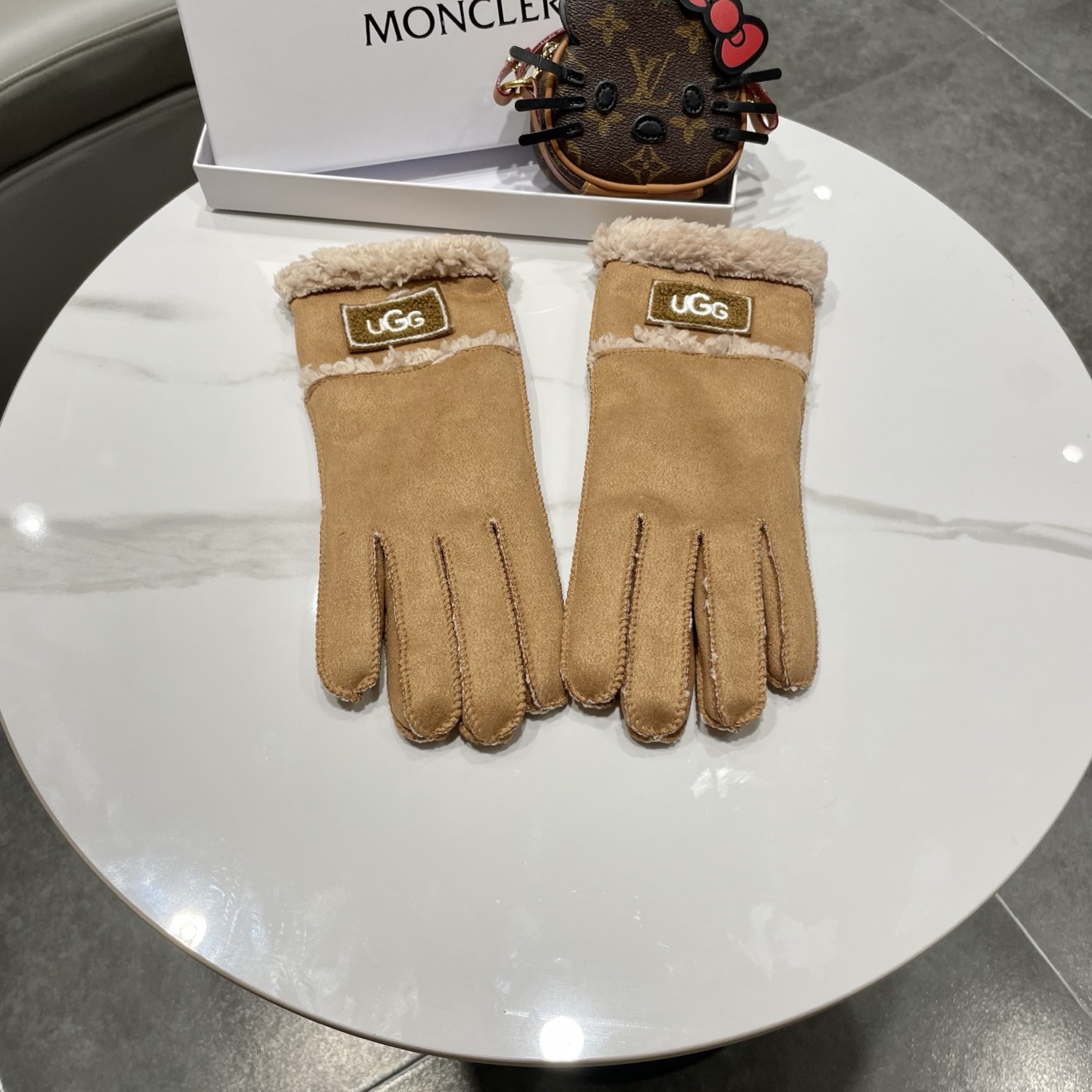 NO:618254,ugg autumn and winter retro Maillard suede five-finger gloves for women, thickened velvet, warm and cold-proof cycling outdoor gloves, trendy gloves, gloves, chamois leather, gloves19860909ugg秋冬复古美拉德麂皮绒五指手套女加绒加厚保暖防寒骑行户外手套潮手套,手套,chamois leather,gloves,accessory