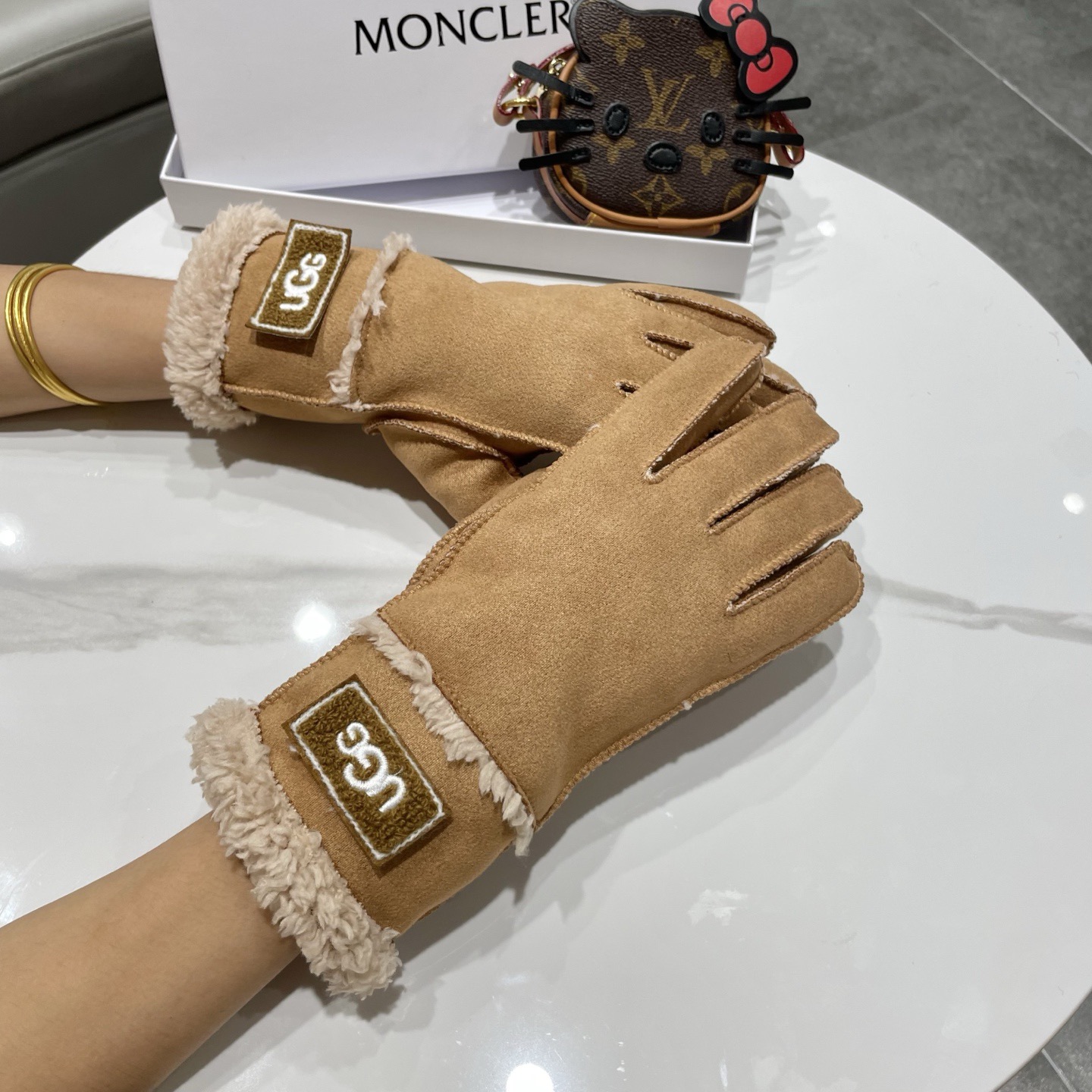NO:618256,ugg autumn and winter retro Maillard suede five-finger gloves for women, thickened with velvet, warm and cold-proof, outdoor cycling gloves, trendy gloves, gloves, chamois leather, gloves19860909ugg秋冬复古美拉德麂皮绒五指手套女加绒加厚保暖防寒骑行户外手套潮 手套,手套,chamois leather,gloves,accessory