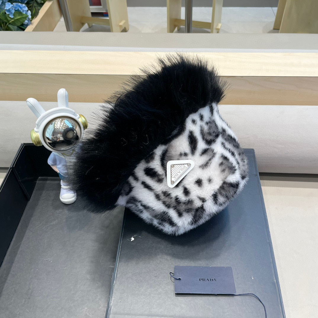 普拉达Prada豹纹加厚毛绒保暖慵懒风渔夫帽女新款秋冬韩版显脸小护耳盆帽