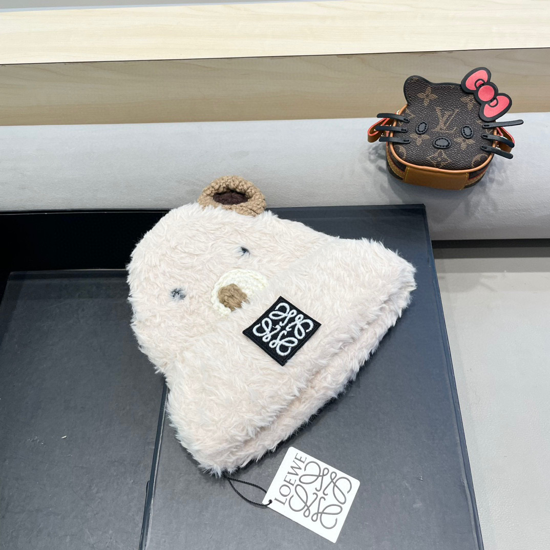 LOEWE 罗意威可爱小熊白色针织帽大头围保暖冬季百搭护耳毛线帽显脸小加厚防寒