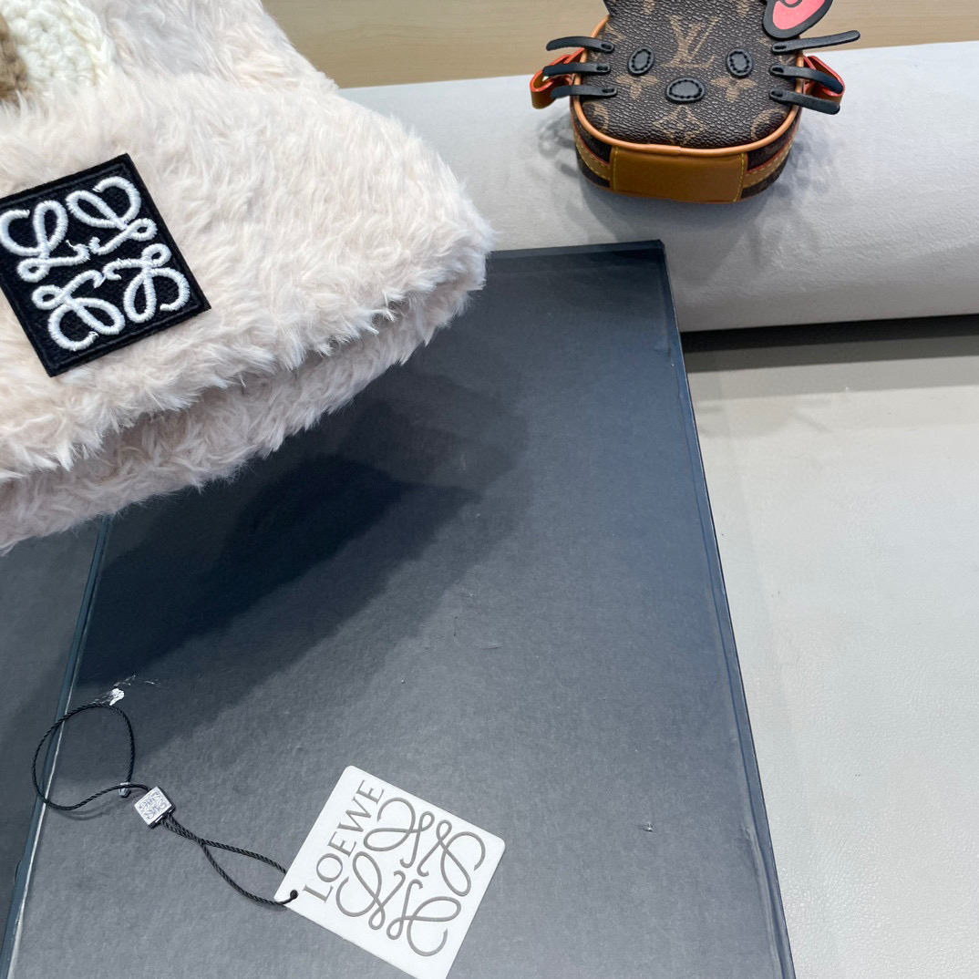 LOEWE 罗意威可爱小熊白色针织帽大头围保暖冬季百搭护耳毛线帽显脸小加厚防寒