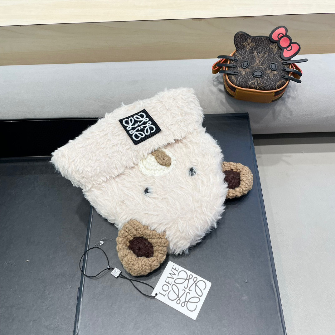LOEWE 罗意威可爱小熊白色针织帽大头围保暖冬季百搭护耳毛线帽显脸小加厚防寒