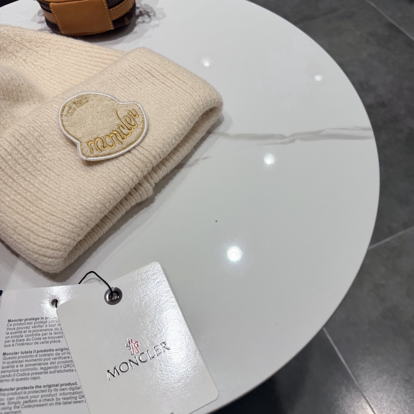 MONCLER蒙口 品质高端大气毛线帽，超火爆💖质感很赞，出街超好搭配！时尚潮流！出门必备单品，男女同款快快入手哦！