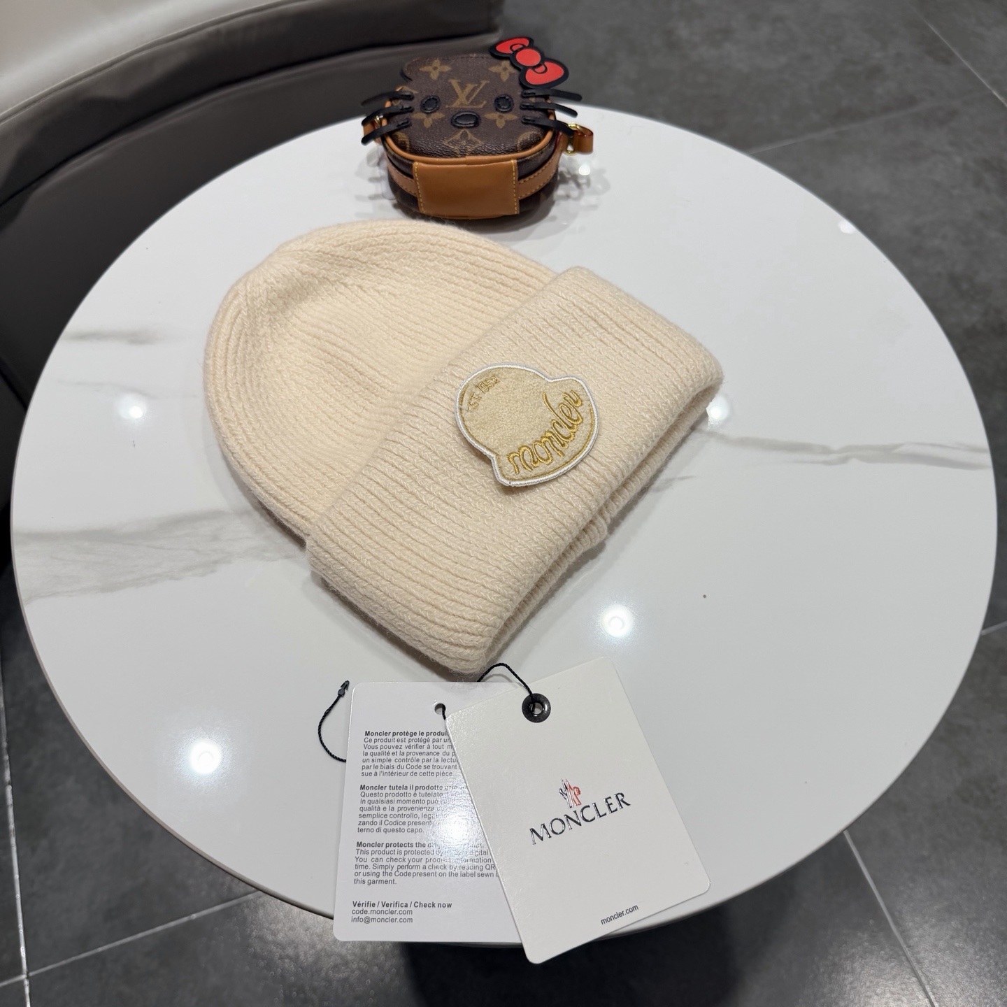 MONCLER蒙口 品质高端大气毛线帽，超火爆💖质感很赞，出街超好搭配！时尚潮流！出门必备单品，男女同款快快入手哦！
