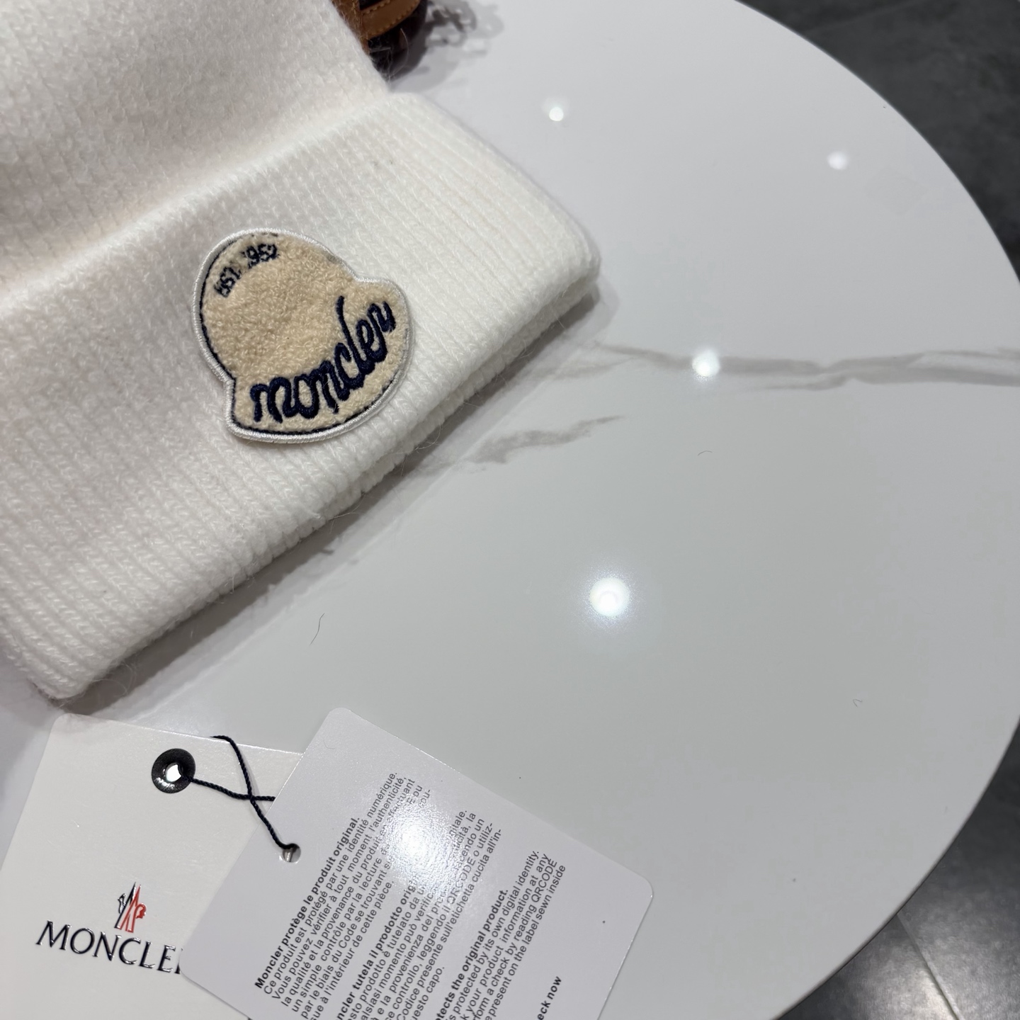 MONCLER蒙口 品质高端大气毛线帽，超火爆💖质感很赞，出街超好搭配！时尚潮流！出门必备单品，男女同款快快入手哦！