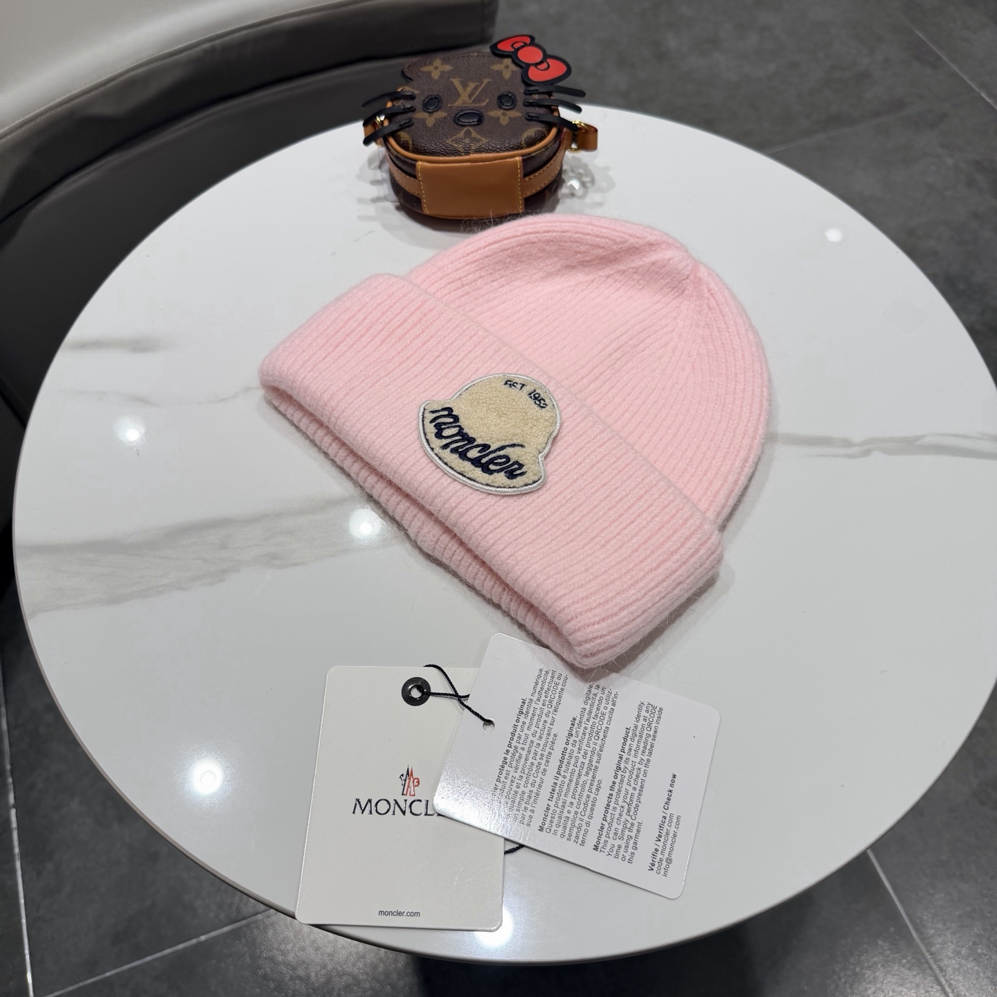 MONCLER蒙口 品质高端大气毛线帽，超火爆💖质感很赞，出街超好搭配！时尚潮流！出门必备单品，男女同款快快入手哦！