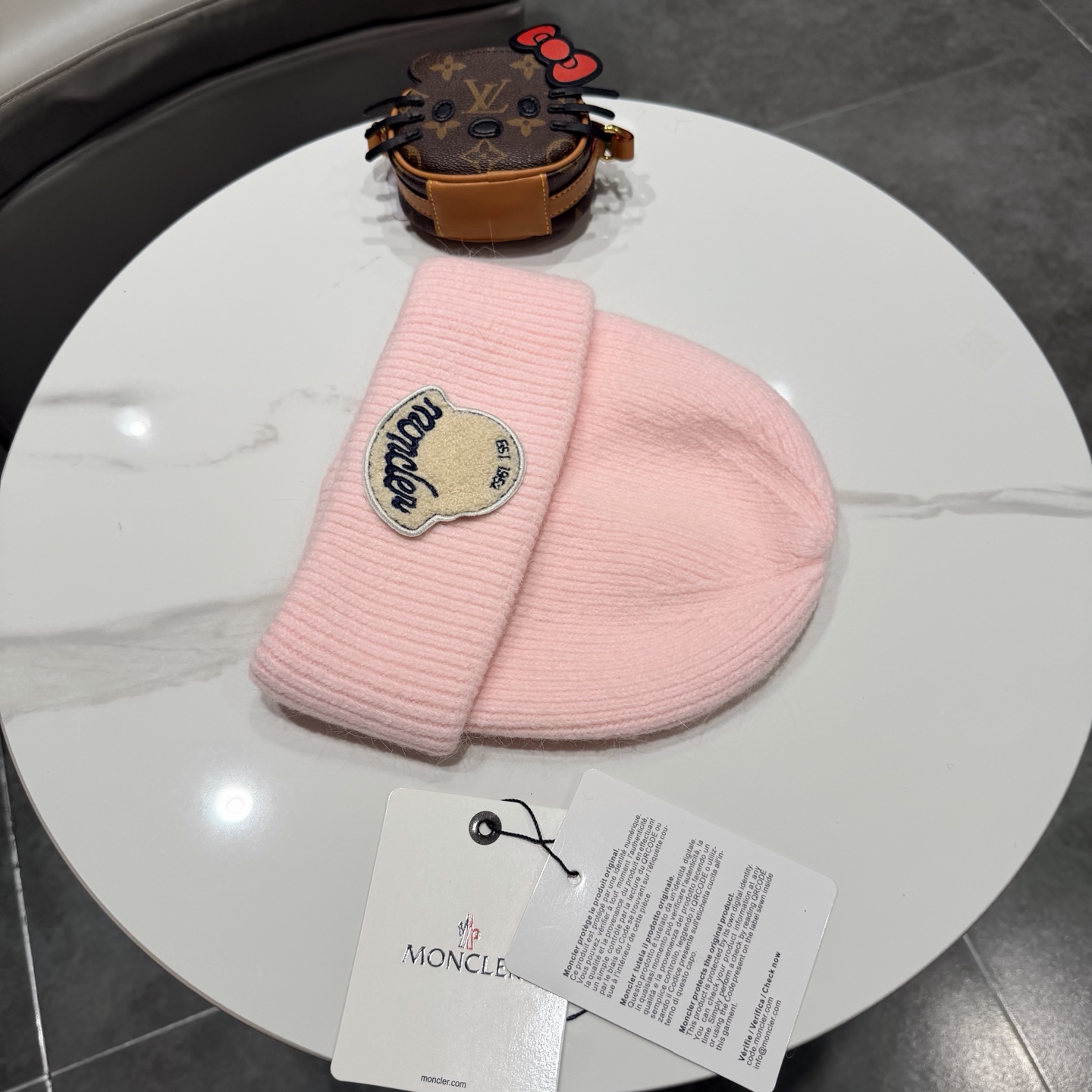 MONCLER蒙口 品质高端大气毛线帽，超火爆💖质感很赞，出街超好搭配！时尚潮流！出门必备单品，男女同款快快入手哦！