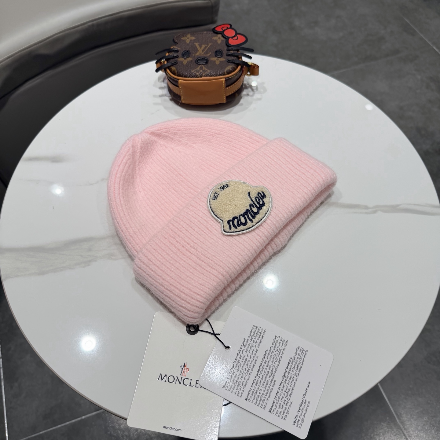 MONCLER蒙口 品质高端大气毛线帽，超火爆💖质感很赞，出街超好搭配！时尚潮流！出门必备单品，男女同款快快入手哦！