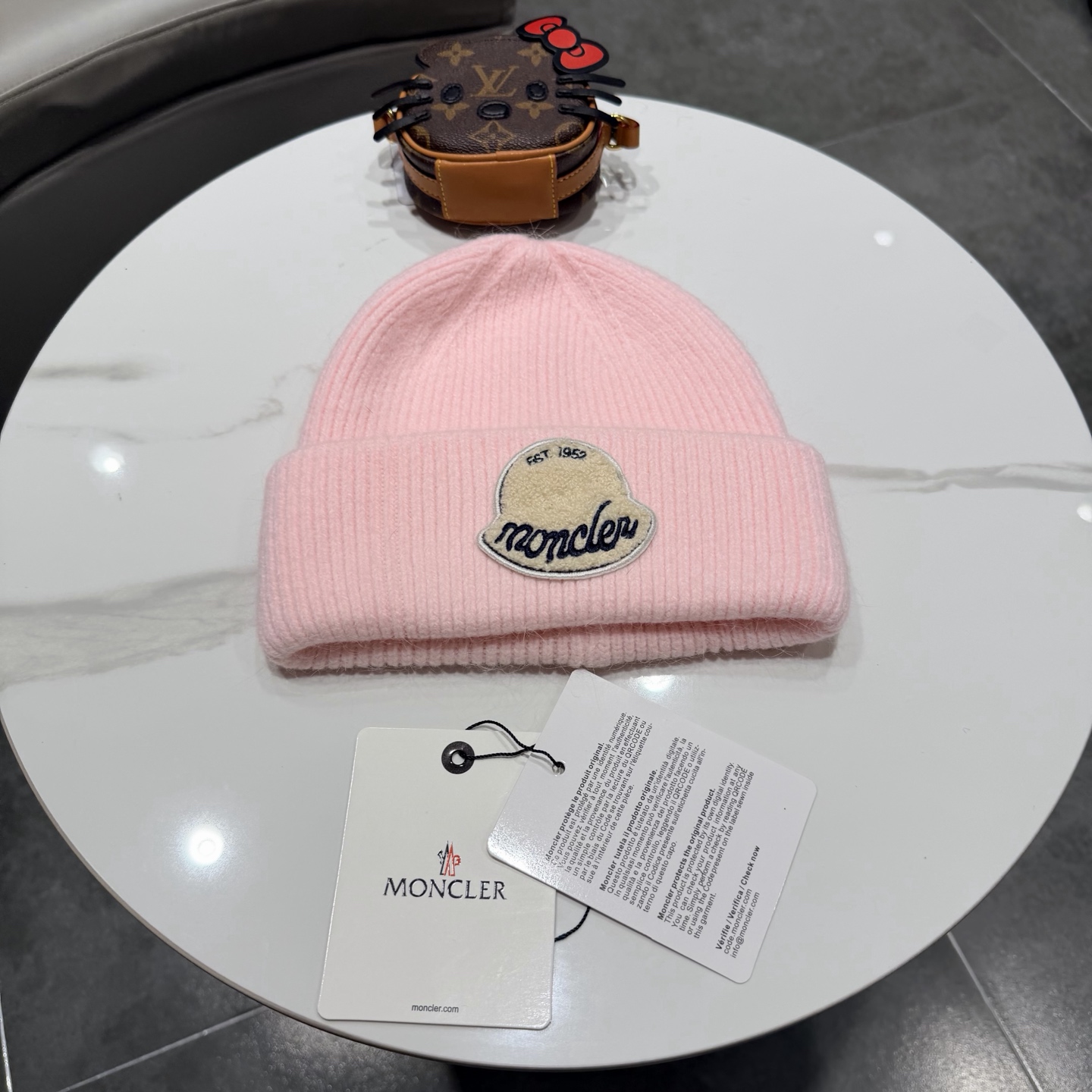 MONCLER蒙口 品质高端大气毛线帽，超火爆💖质感很赞，出街超好搭配！时尚潮流！出门必备单品，男女同款快快入手哦！