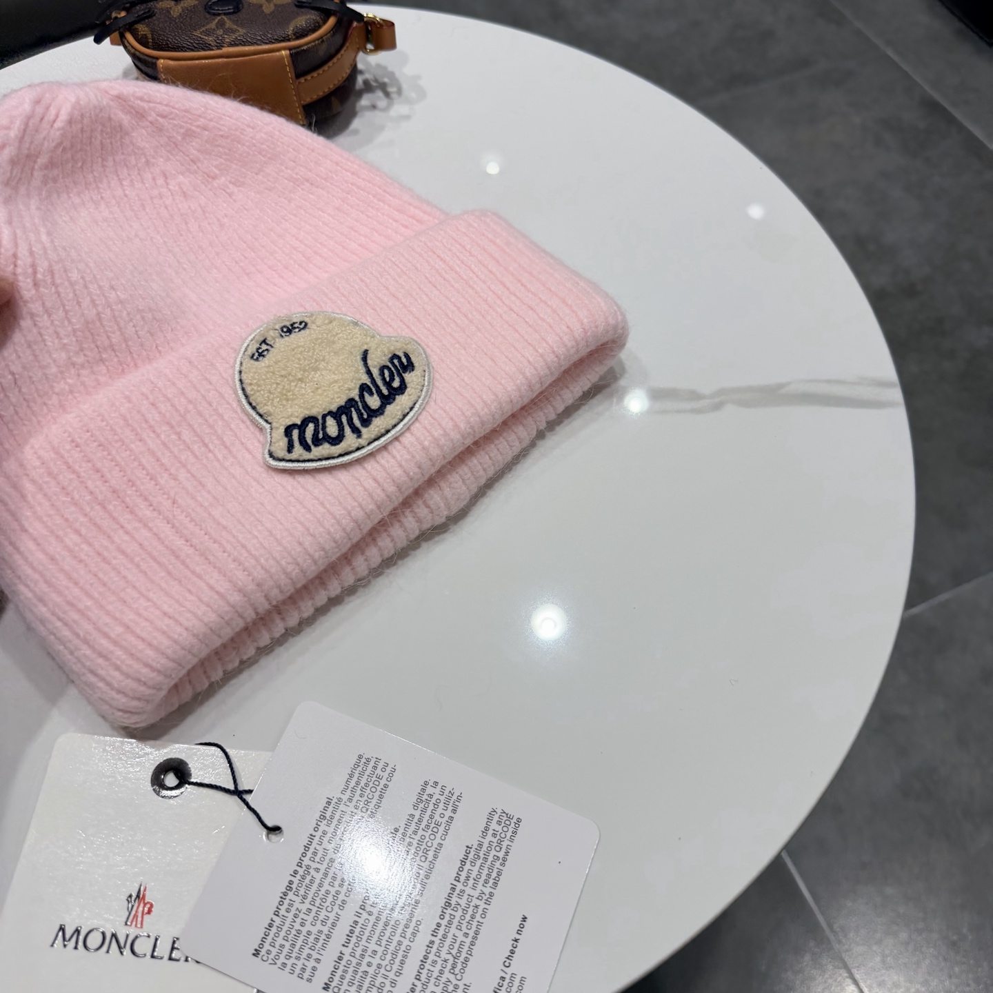 MONCLER蒙口 品质高端大气毛线帽，超火爆💖质感很赞，出街超好搭配！时尚潮流！出门必备单品，男女同款快快入手哦！