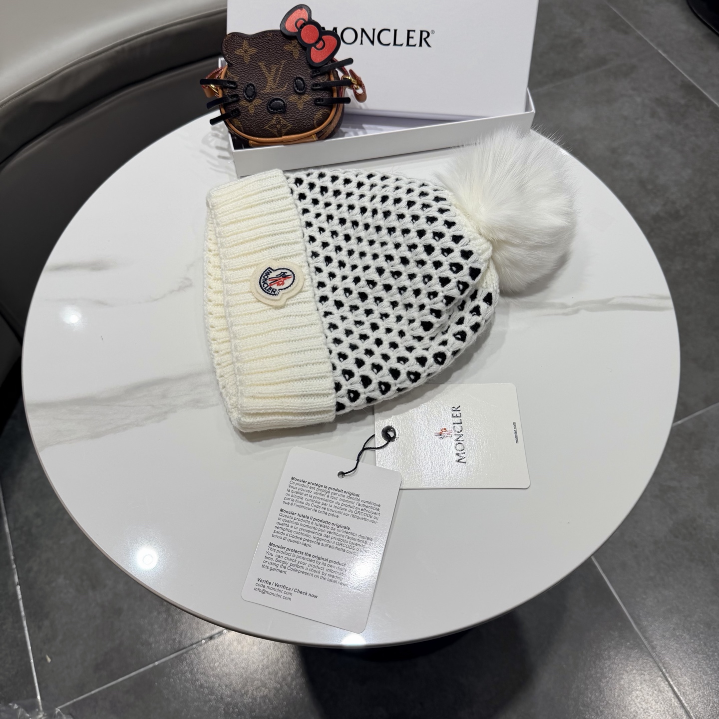 蒙口Moncler👒经典原单蒙口针织羊毛帽，采用精选羊毛面料，‼️手感超柔软，弹性极佳，搭配狐狸毛球高档又减龄，市场品质