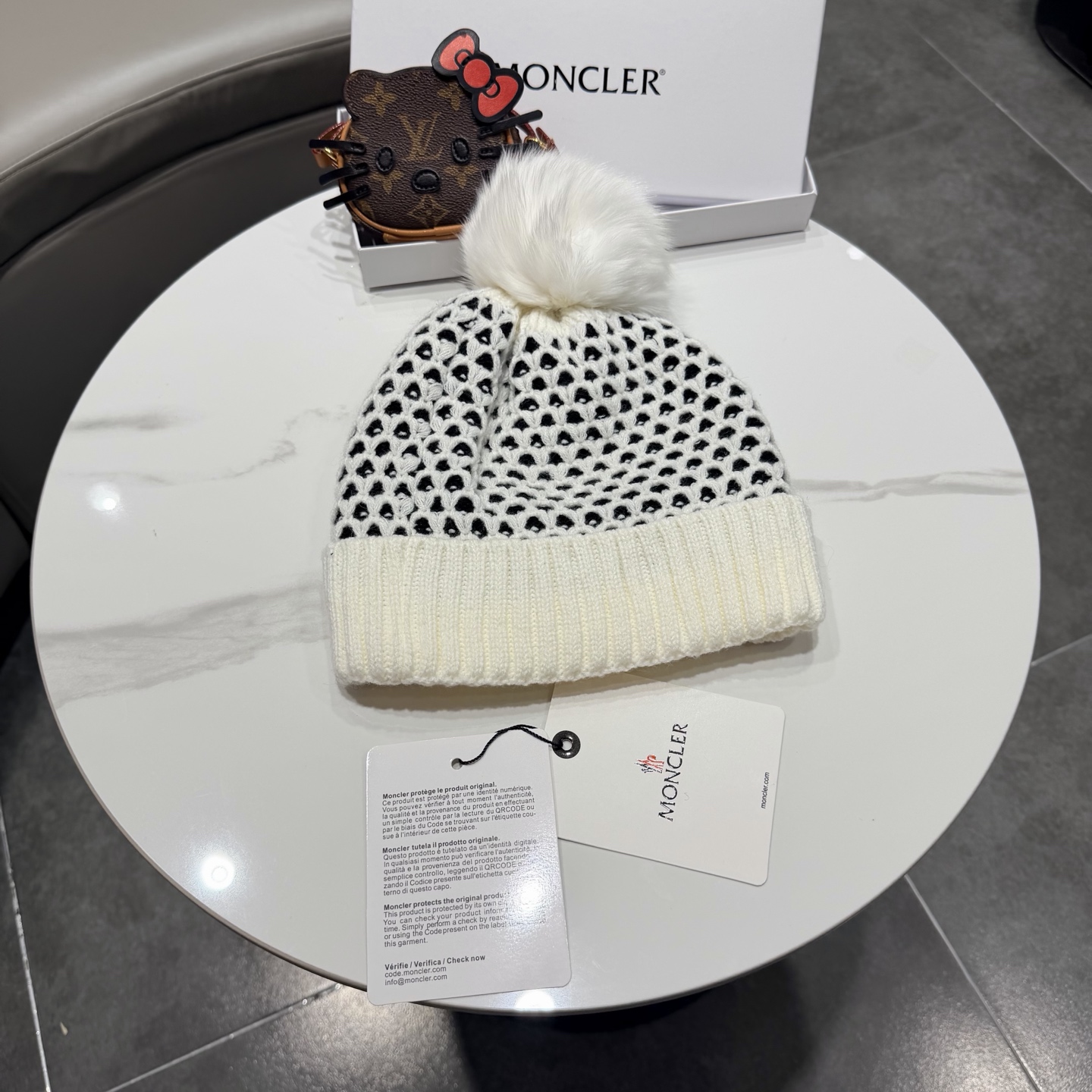 蒙口Moncler👒经典原单蒙口针织羊毛帽，采用精选羊毛面料，‼️手感超柔软，弹性极佳，搭配狐狸毛球高档又减龄，市场品质