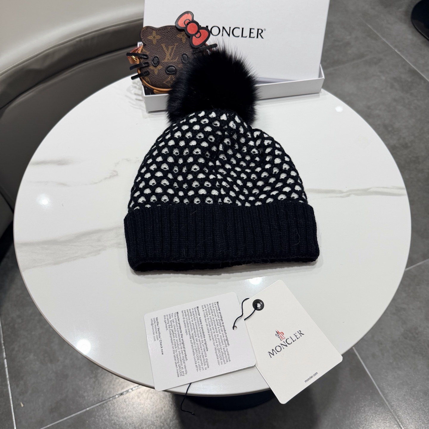 蒙口Moncler👒经典原单蒙口针织羊毛帽，采用精选羊毛面料，‼️手感超柔软，弹性极佳，搭配狐狸毛球高档又减龄，市场品质