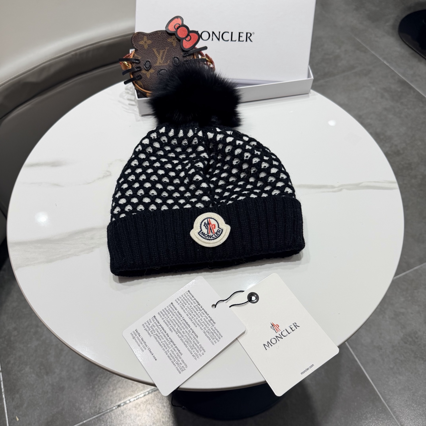 蒙口Moncler👒经典原单蒙口针织羊毛帽，采用精选羊毛面料，‼️手感超柔软，弹性极佳，搭配狐狸毛球高档又减龄，市场品质