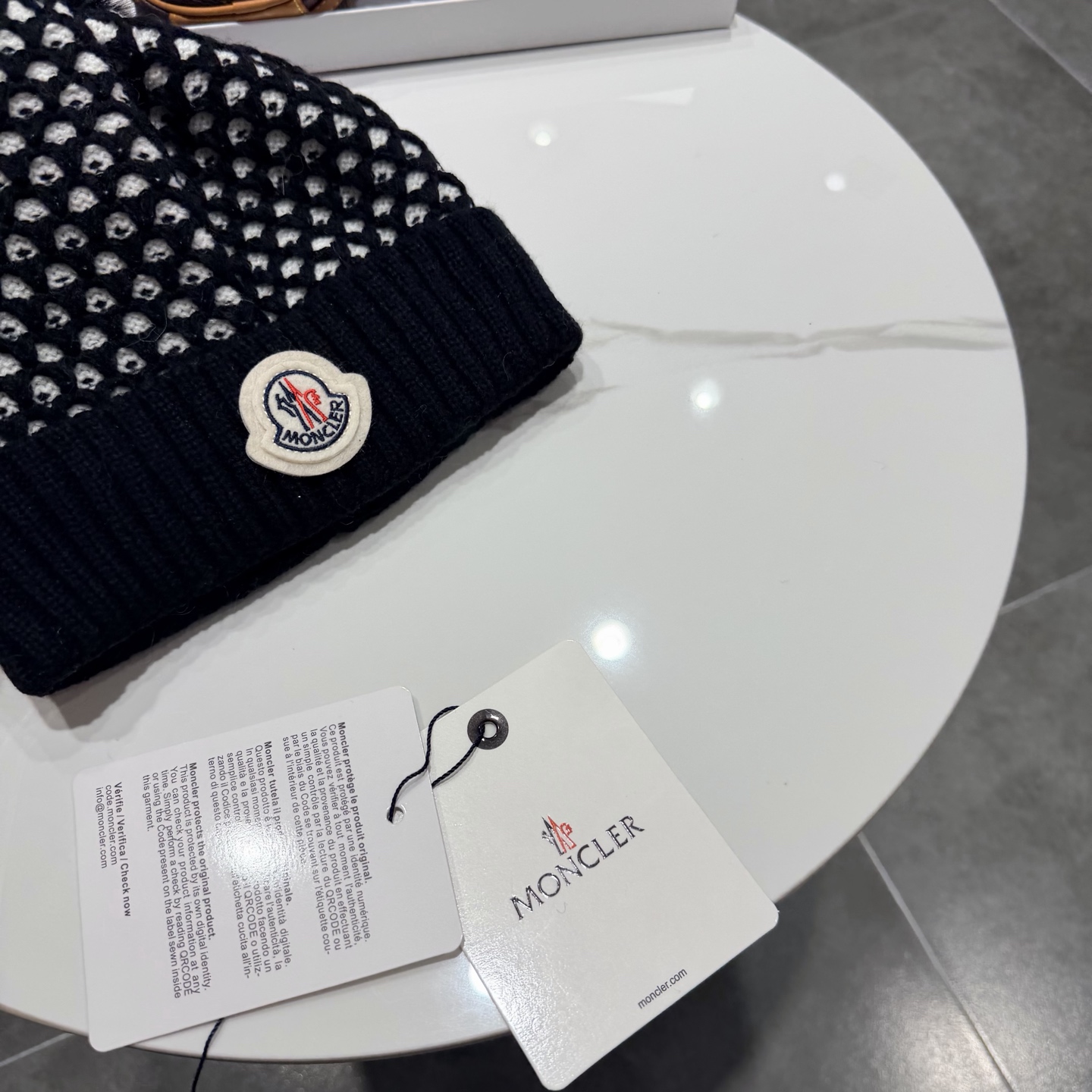 蒙口Moncler👒经典原单蒙口针织羊毛帽，采用精选羊毛面料，‼️手感超柔软，弹性极佳，搭配狐狸毛球高档又减龄，市场品质