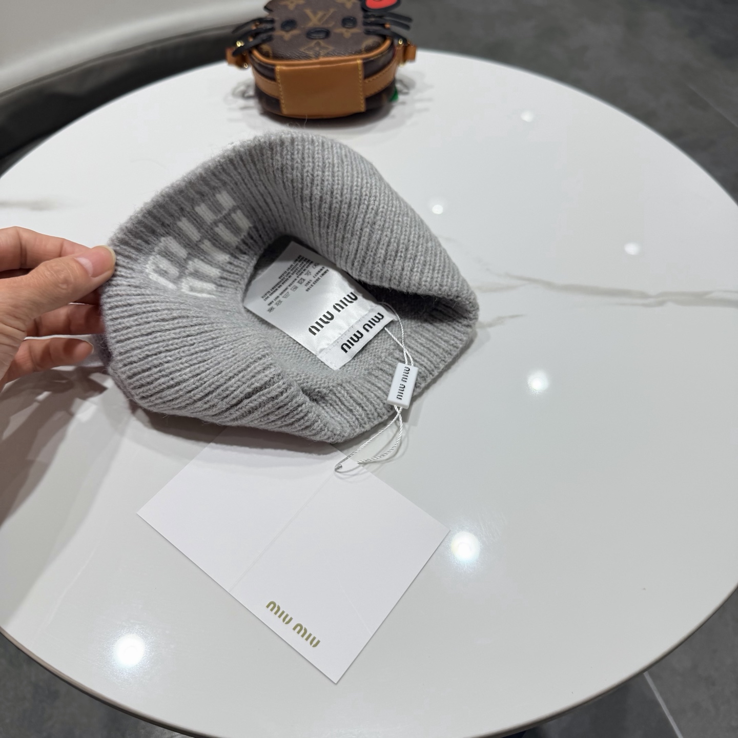 miumiu缪缪🐰秋冬毛线帽这种高级简直质感从头开始了！巨推荐大家这顶不管什么类型的衣服都好配💖休闲和甜