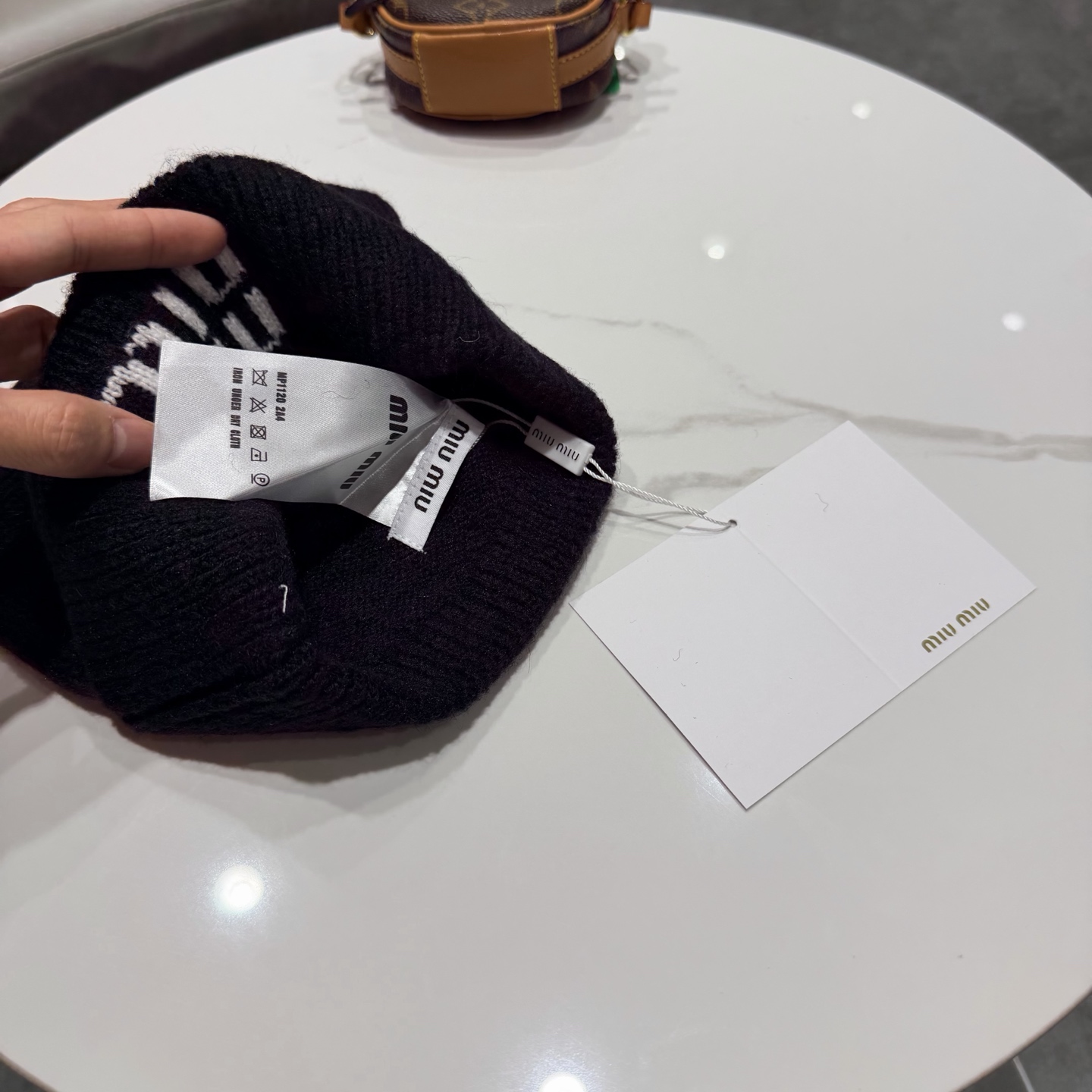 miumiu缪缪🐰秋冬毛线帽这种高级简直质感从头开始了！巨推荐大家这顶不管什么类型的衣服都好配💖休闲和甜