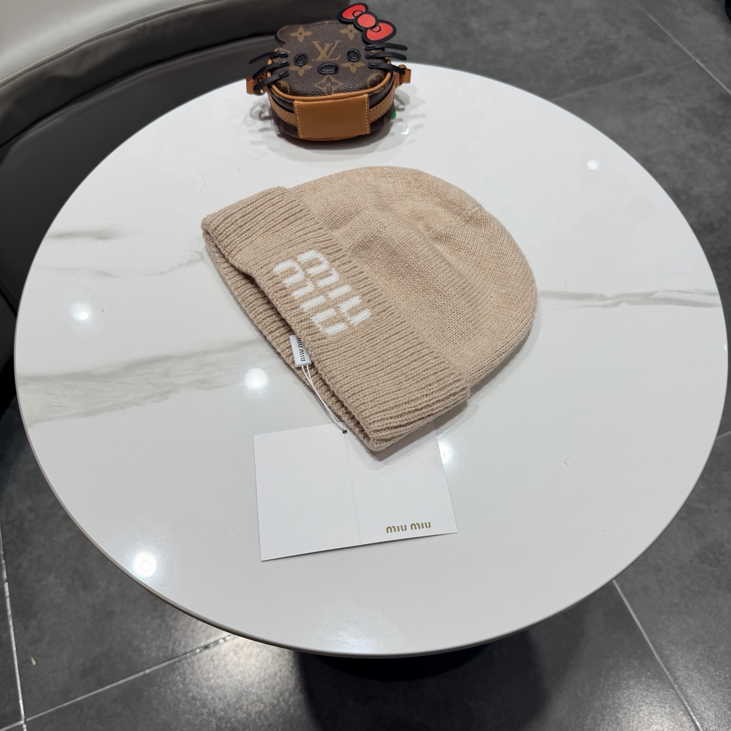 miumiu缪缪🐰秋冬毛线帽这种高级简直质感从头开始了！巨推荐大家这顶不管什么类型的衣服都好配💖休闲和甜