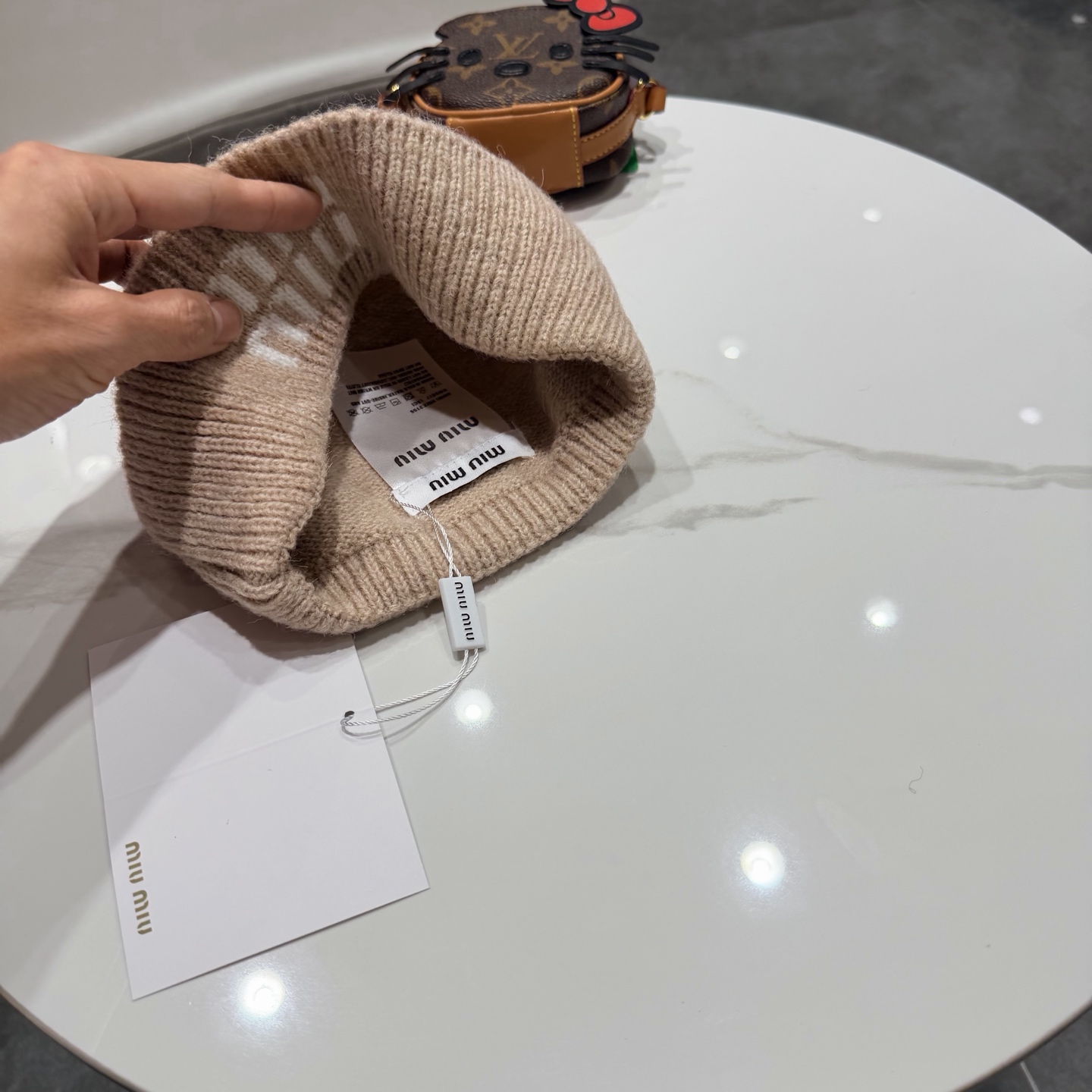 miumiu缪缪🐰秋冬毛线帽这种高级简直质感从头开始了！巨推荐大家这顶不管什么类型的衣服都好配💖休闲和甜