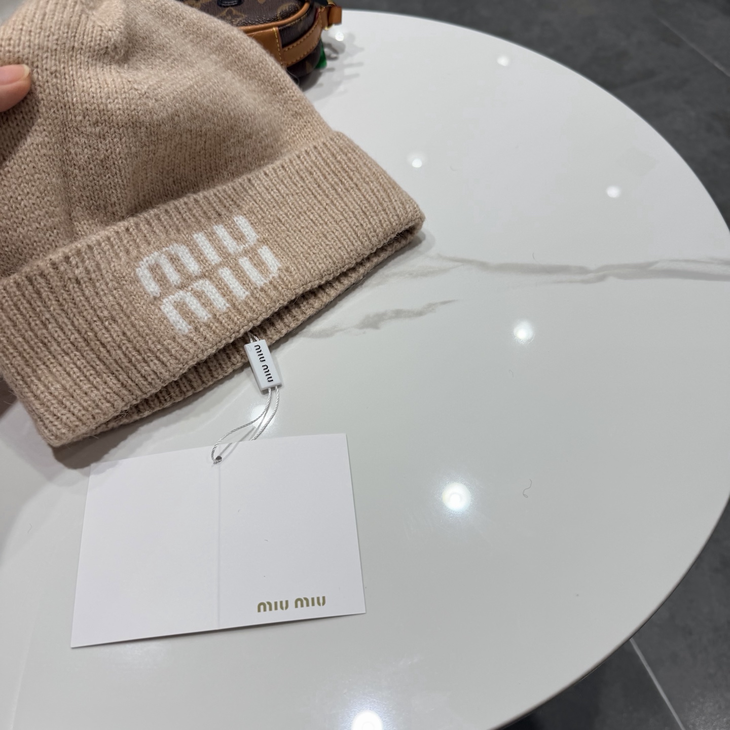 miumiu缪缪🐰秋冬毛线帽这种高级简直质感从头开始了！巨推荐大家这顶不管什么类型的衣服都好配💖休闲和甜