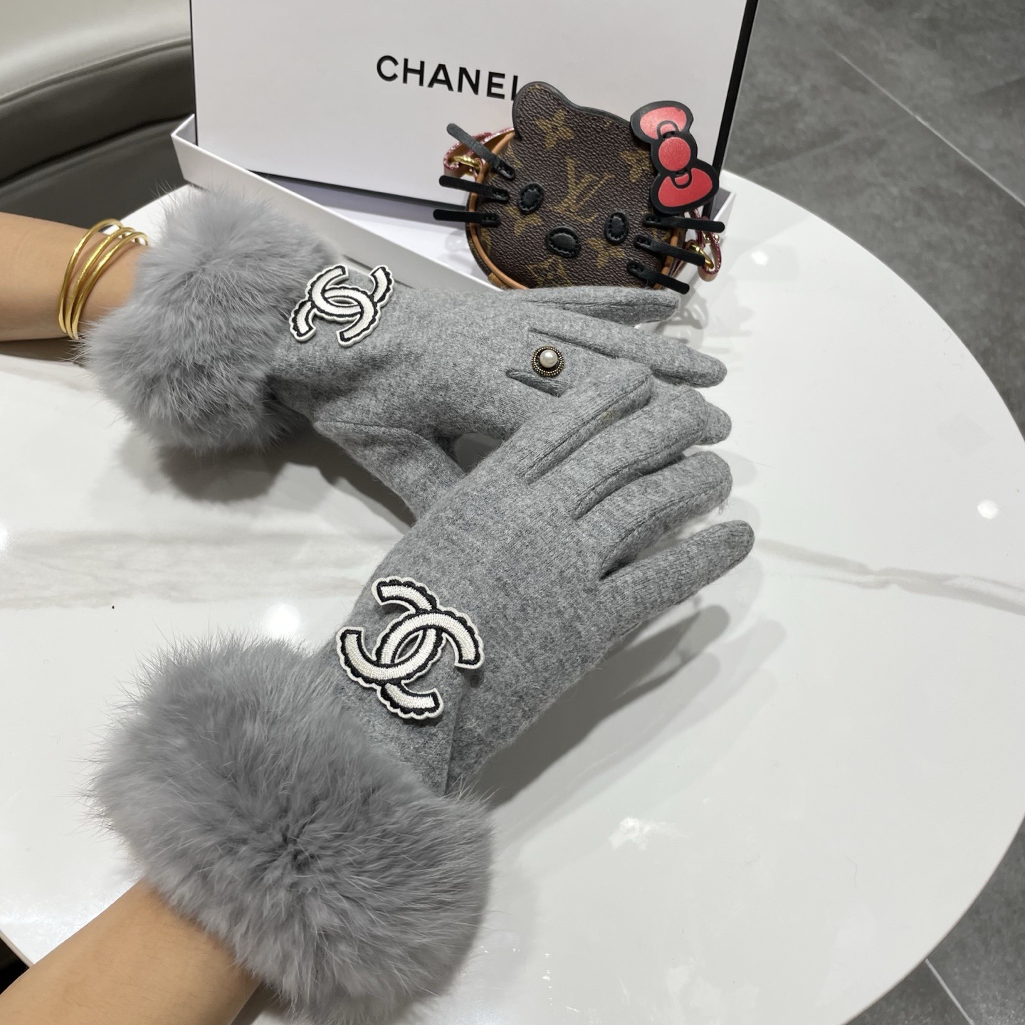 NO:701797,chanel Chanel wool ball autumn and winter cashmere warm temperament wool cashmere finger gloves Korean cycling gloves women's gloves, gloves, chanel, chanel, gloves19860909chanel香奈儿毛球球秋冬羊绒保暖气质羊毛羊绒分指手套韩国骑车手套女手套,手套,chanel,chanel,gloves,accessory