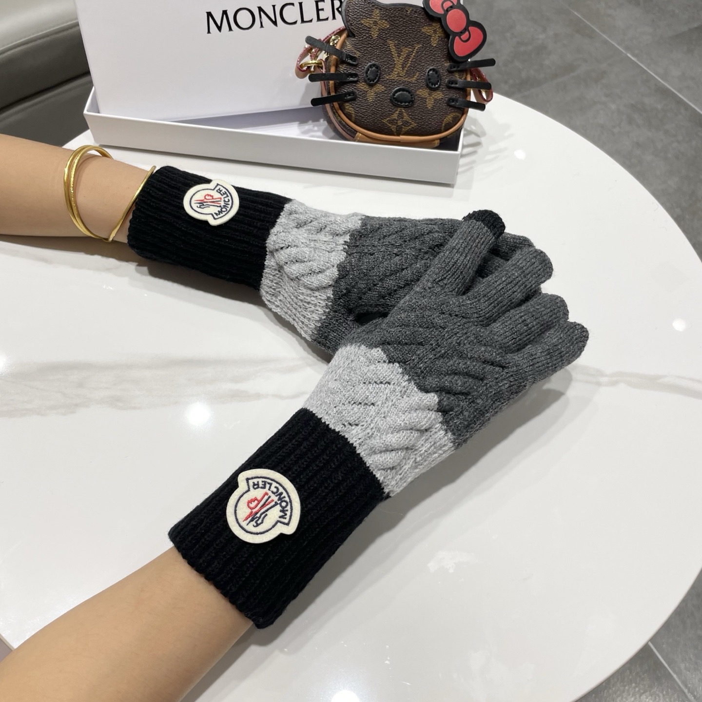 NO:701800,Moncler Moncler 2025 color-blocked knitted woolen gloves for women in winter, thickened and warm, five-finger winter cycling cold-proof touch screen gloves, gloves, Moncler, Moncler, gloves19860909蒙口Moncler盟可睐2025拼色针织毛线手套女冬季加厚保暖五指冬天骑行防寒可触屏手套,手套,Moncler,Moncler,gloves,accessory