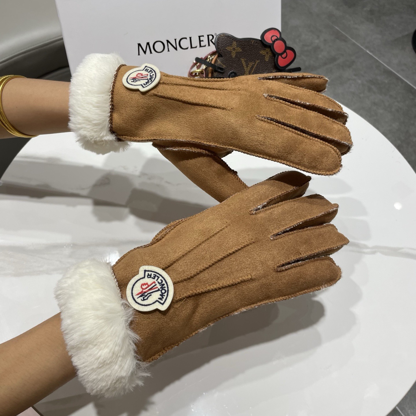 NO:701793,Moncle American retro winter warm gloves, women's suede plush outdoor riding and skiing windproof and antifreeze five-finger gloves, gloves, Moncler, chamois leather, gloves19860909蒙口Moncle美式复古冬季保暖手套女款麂皮毛绒户外骑行滑雪防风防冻五指套潮手套,手套,Moncler,chamois leather,gloves,accessory