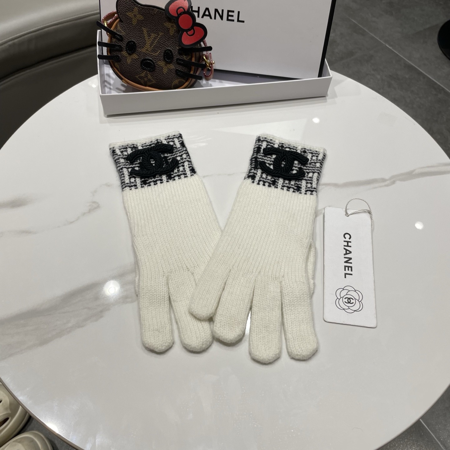 NO:701774,Chanel's new wool knitted gloves, cashmere, warm to the touch, soft, warm and comfortable, 7GG double yarns, handmade flat knitting, plain knitting, handmade seamless stitching on fingers, handmade disc stitching roses, fully handmade, extremely exquisite craftsmanship, smooth to wear, perfect texture, very convenient for daily driving. Color: black, elegant and versatile black, lazy and characterful, low-key luxury and unshakable fashion sense gloves, gloves, chanel, gloves19860909Chanel新款羊毛针织手套 羊绒 上手即暖本 柔软温暖舒适 7GG双纱线 手工横机 平纹针织 手工无痕缝合手指 手工盘缝玫瑰花 全手工制作 工艺极为精湛堪 佩戴贴服柔顺,质感完美,开车平常使用的非常方便  颜色 黑色典雅又百搭的黑色 慵懒又有性格 低调奢美不可撼动的时尚感手套,手套,chanel,gloves,accessory