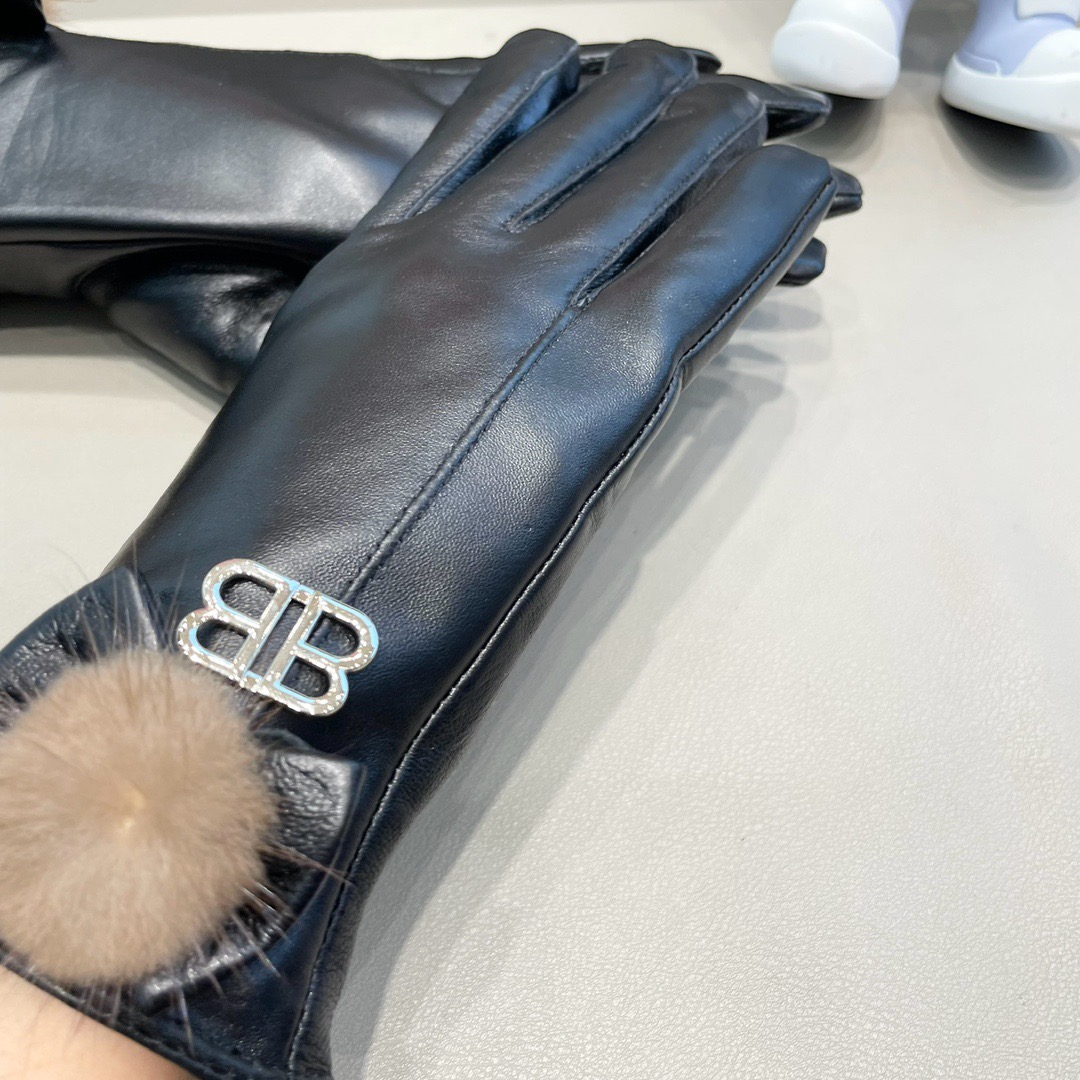 NO:701786,Comes with packaging 2025 new exclusive first touch screen gloves. Balenciaga (original quality) official website synchronizes women's new high-end sheepskin gloves. The goddess's first choice. Don't miss 100% imported sheepskin. The leather is fine and soft. Pay attention to the imported sheepskin with its unique feel and cashmere lining for better warmth. The original custom hardware is exquisite and top-notch workmanship. No detail is spared. One-size-fits-all gloves, gloves, balenciaga, sheepskin, gloves.19860909配包装2025新款独家首发触屏手套 巴黎世家（原单品质）官网同步女士新款高档羊皮手套女神首选 不可错过百分百选用进口羊皮 皮质细腻柔软 认准进口羊皮特有手感羊绒内里保暖更佳 原版定制五金精致顶级做工任何细节都不放过码数均码手套,手套,balenciaga,sheepskin,gloves,accessory