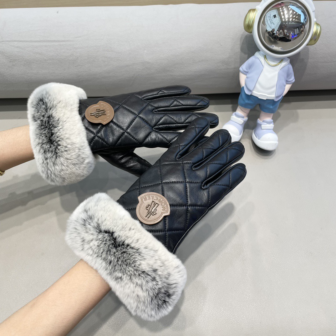 NO:701788,MONCLER Mouth Mouth 2025 New Exclusive Long Touch Screen Women's Gloves [Original Quality] The official website is synchronized with the new high-end sheepskin gloves for women. The goddess's first choice. Don't miss it. 100% imported sheepskin. The sheepskin is delicate and soft. Look for the imported sheepskin with a special feel. The cashmere lining is better for warmth. Top-notch workmanship. No detail is spared. Authentic version. Counter one to one. Comes with box. Size M L gloves, gloves, Moncler, sheepskin, gloves.19860909MONCLER蒙口2025新款独家首发长款触屏女款手套【原单品质】官网同步女士新款高档羊皮手套女神首选 不可错过百分百选用进口羊皮羊皮质细腻柔软 认准进口羊皮特有手感羊绒内里保暖更佳 顶级做工任何细节都不放过正品开版 专柜一比一 配盒子 码数Ｍ L手套,手套,Moncler,sheepskin,gloves,accessory