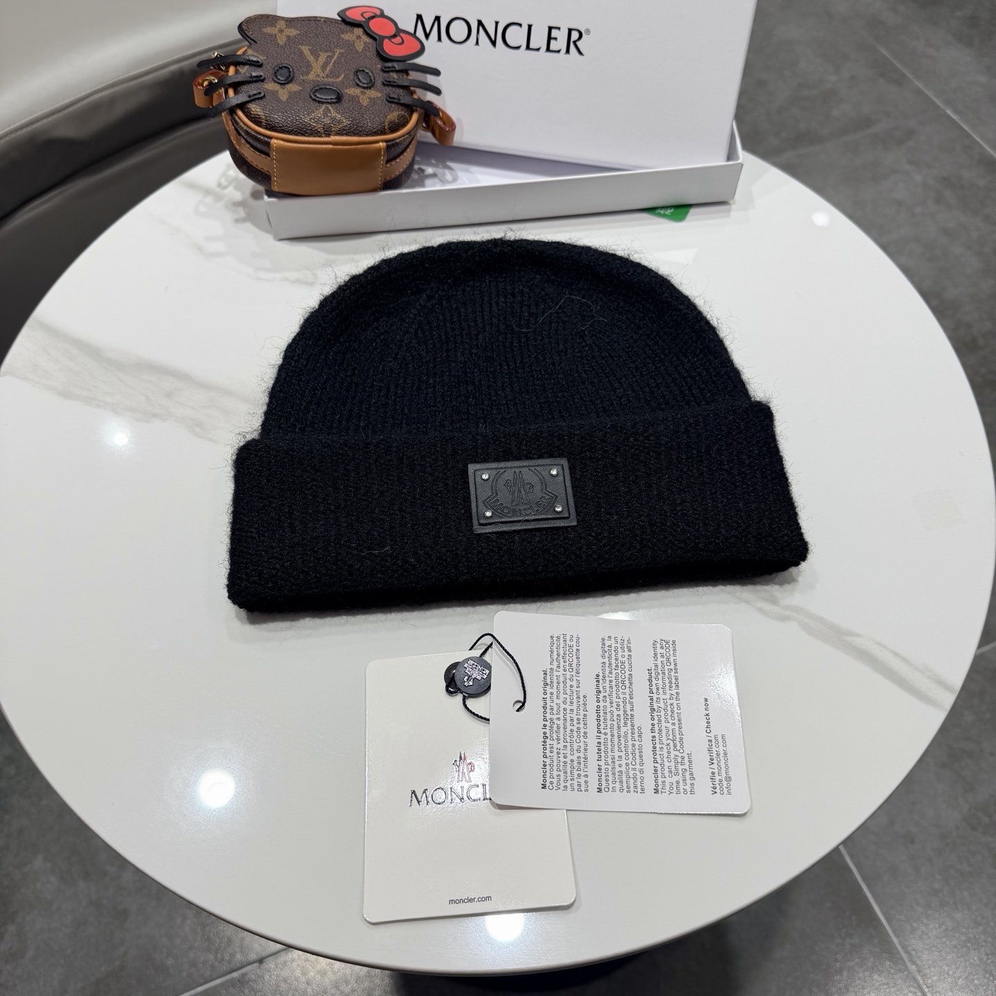 NO:617716,Moncler classic knitted hat, replica of the original. Very soft and skin-friendly, very elastic and textured, and a very versatile style ~ Warm cashmere woolen hat, one size fits all and elastic ~ can be worn with any head size. The quality is very good, I highly recommend the hat, fisherman hat, baseball cap, knitted hat, hat, Moncler, Moncler, espadrilles, hats19860909蒙口Moncler盟可睐经典针织帽,原单复刻.非常柔软亲肤,弹性很好有质感又非常百搭的款式~保暖的 羊绒毛线帽,均码有弹性~任何头围都可以佩戴.质量超好真心推荐帽子渔夫帽棒球帽针织帽,帽子,Moncler,Moncler,espadrilles,hats,hat