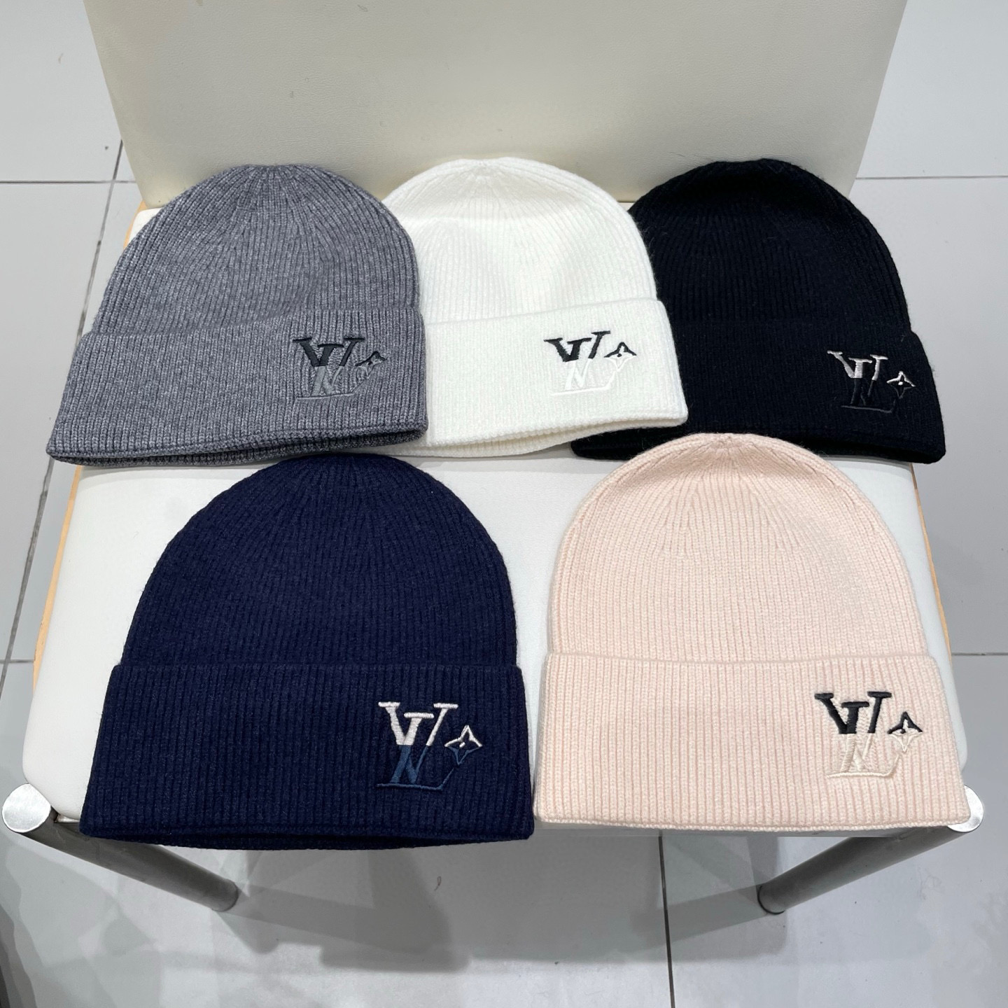 ⚫️Lv官网针织帽非常百搭 男女通用 亲们可以看细节，车工整齐 透气舒适，采用进口毛线料！潮人必备！