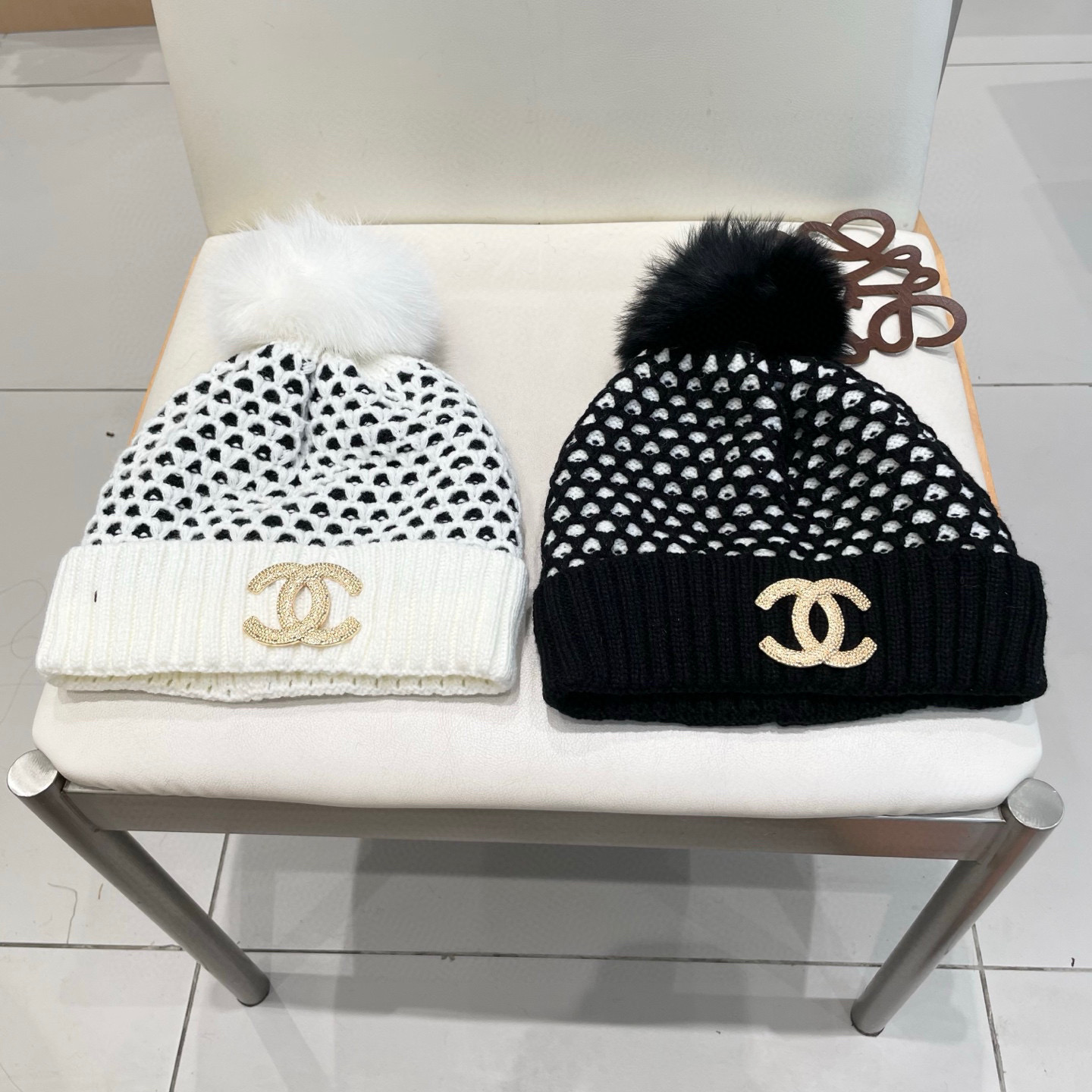 Chanel香奈儿秋冬配狐狸毛球网红时尚博主推荐款毛线帽，小红书爆款，手感超柔软舒适的针织线帽，弹性极佳！