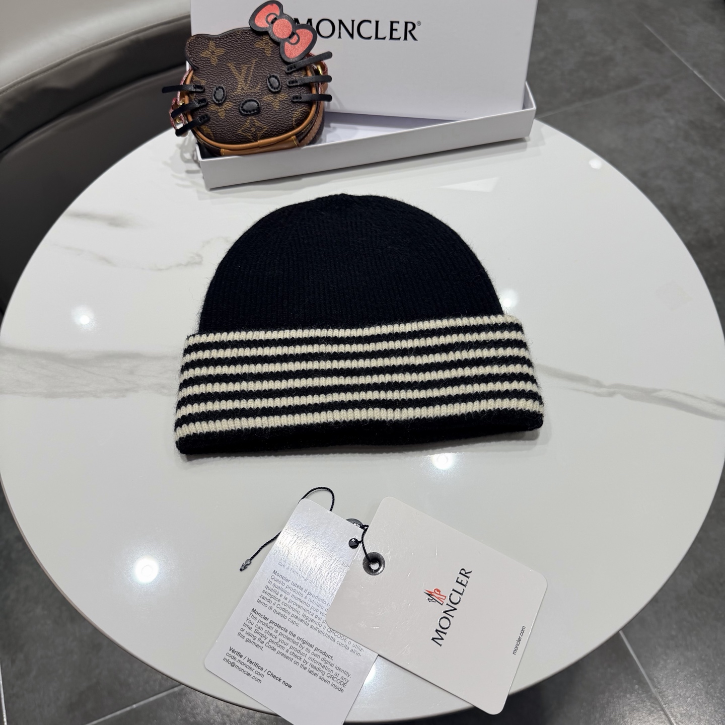 MONCLER蒙口 品质高端大气毛线帽，超火爆💖质感很赞，出街超好搭配！时尚潮流！出门必备单品，男女同款快快入手哦！