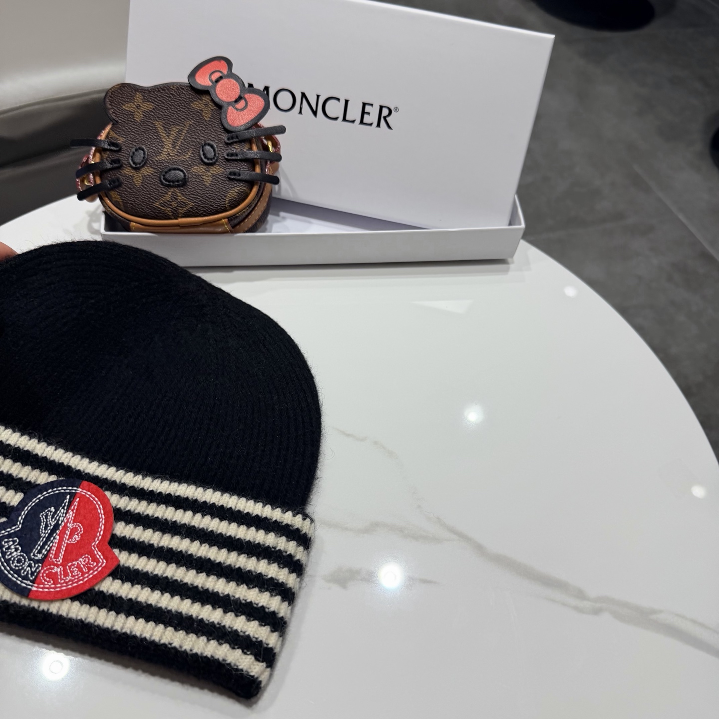 MONCLER蒙口 品质高端大气毛线帽，超火爆💖质感很赞，出街超好搭配！时尚潮流！出门必备单品，男女同款快快入手哦！