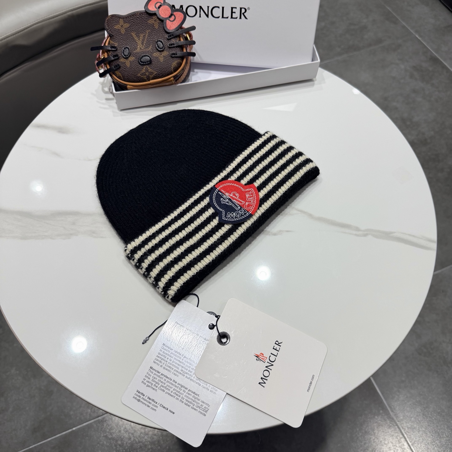 MONCLER蒙口 品质高端大气毛线帽，超火爆💖质感很赞，出街超好搭配！时尚潮流！出门必备单品，男女同款快快入手哦！