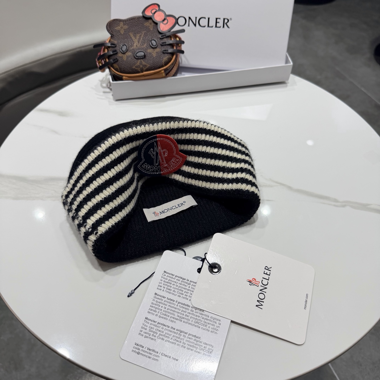 MONCLER蒙口 品质高端大气毛线帽，超火爆💖质感很赞，出街超好搭配！时尚潮流！出门必备单品，男女同款快快入手哦！