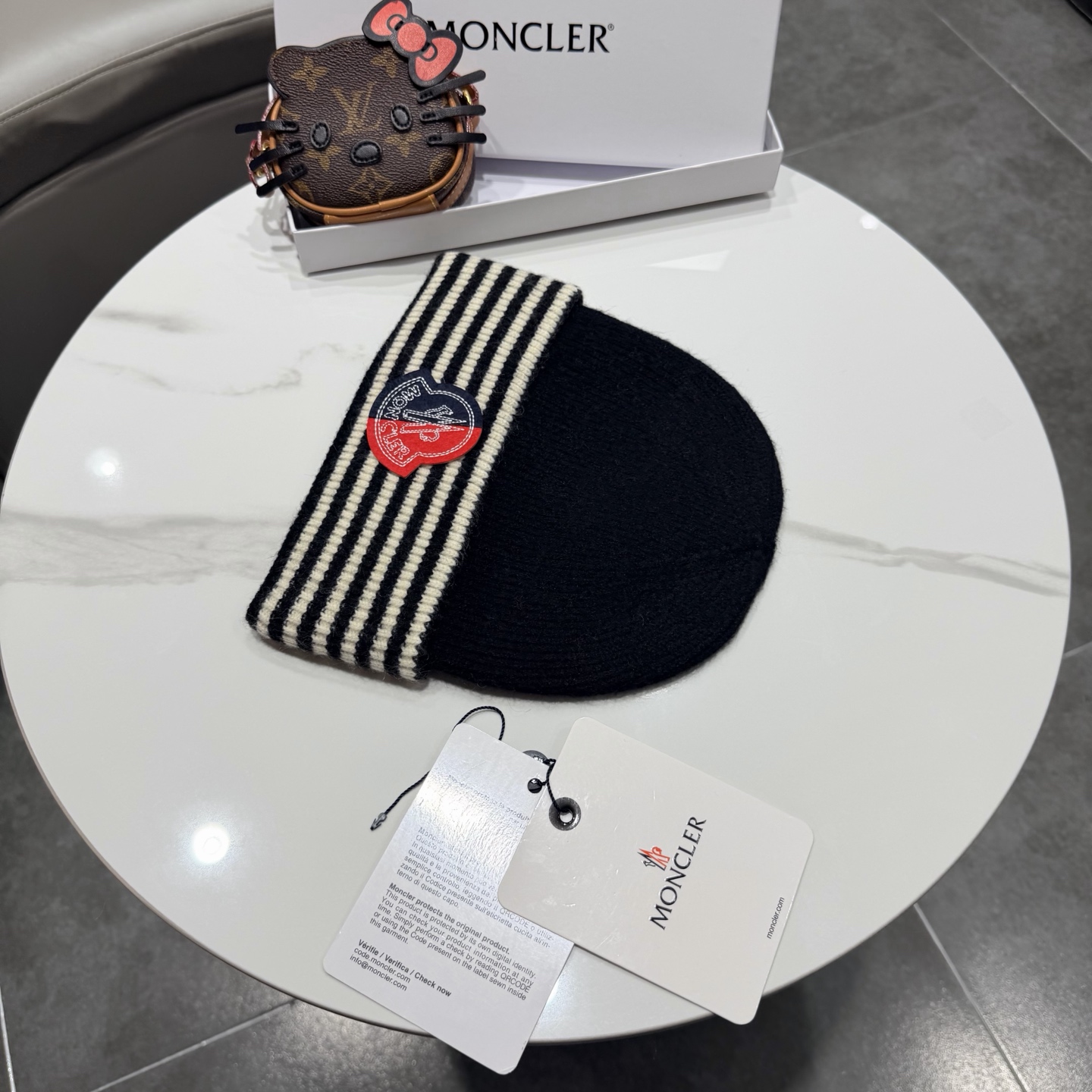 MONCLER蒙口 品质高端大气毛线帽，超火爆💖质感很赞，出街超好搭配！时尚潮流！出门必备单品，男女同款快快入手哦！