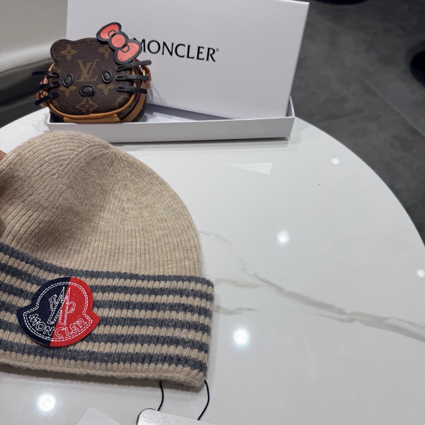 MONCLER蒙口 品质高端大气毛线帽，超火爆💖质感很赞，出街超好搭配！时尚潮流！出门必备单品，男女同款快快入手哦！
