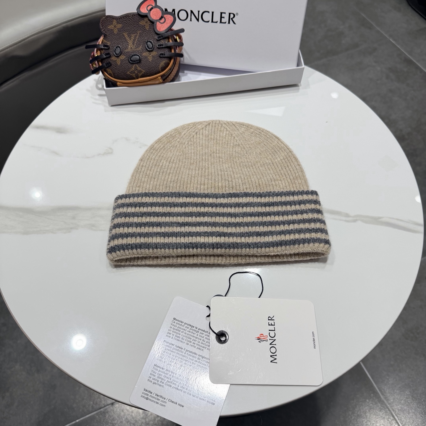 MONCLER蒙口 品质高端大气毛线帽，超火爆💖质感很赞，出街超好搭配！时尚潮流！出门必备单品，男女同款快快入手哦！