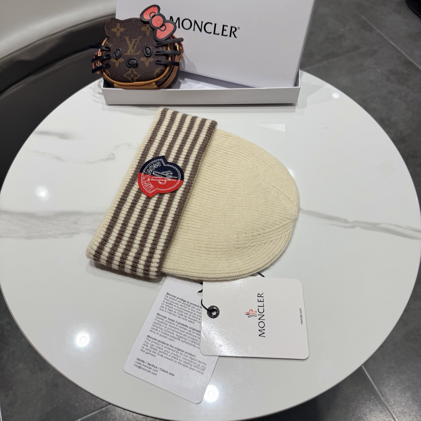 MONCLER蒙口 品质高端大气毛线帽，超火爆💖质感很赞，出街超好搭配！时尚潮流！出门必备单品，男女同款快快入手哦！