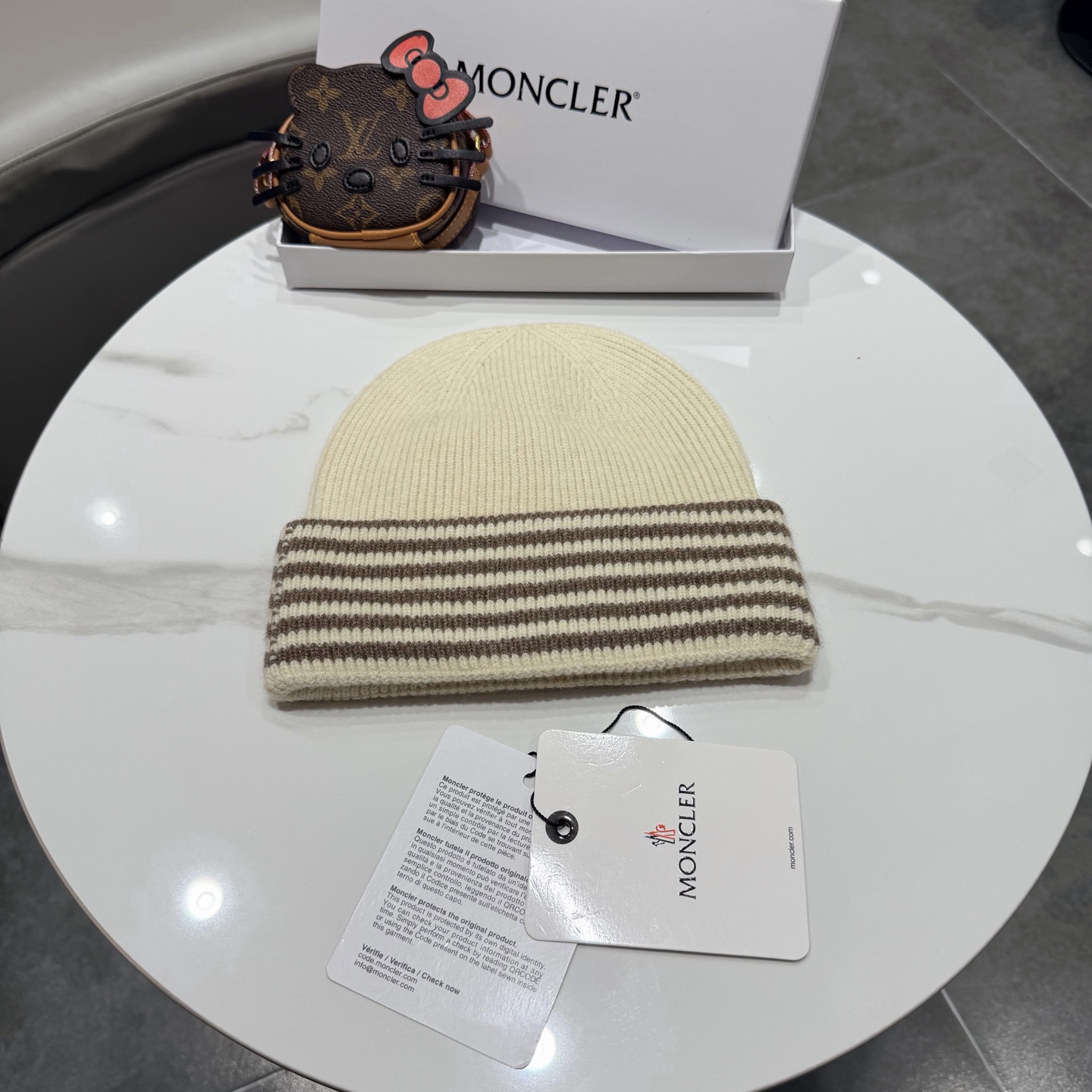 MONCLER蒙口 品质高端大气毛线帽，超火爆💖质感很赞，出街超好搭配！时尚潮流！出门必备单品，男女同款快快入手哦！