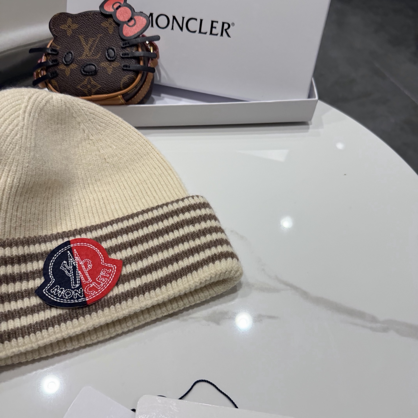 MONCLER蒙口 品质高端大气毛线帽，超火爆💖质感很赞，出街超好搭配！时尚潮流！出门必备单品，男女同款快快入手哦！