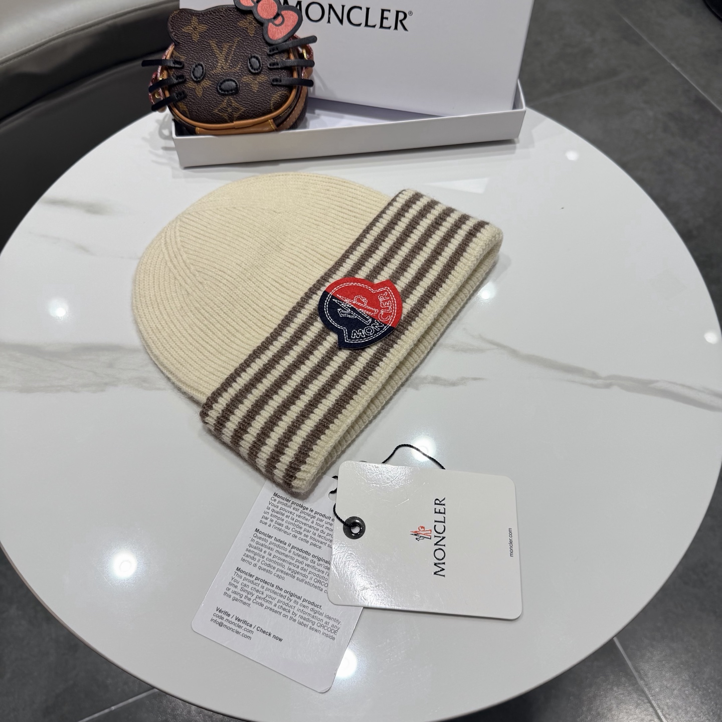 MONCLER蒙口 品质高端大气毛线帽，超火爆💖质感很赞，出街超好搭配！时尚潮流！出门必备单品，男女同款快快入手哦！