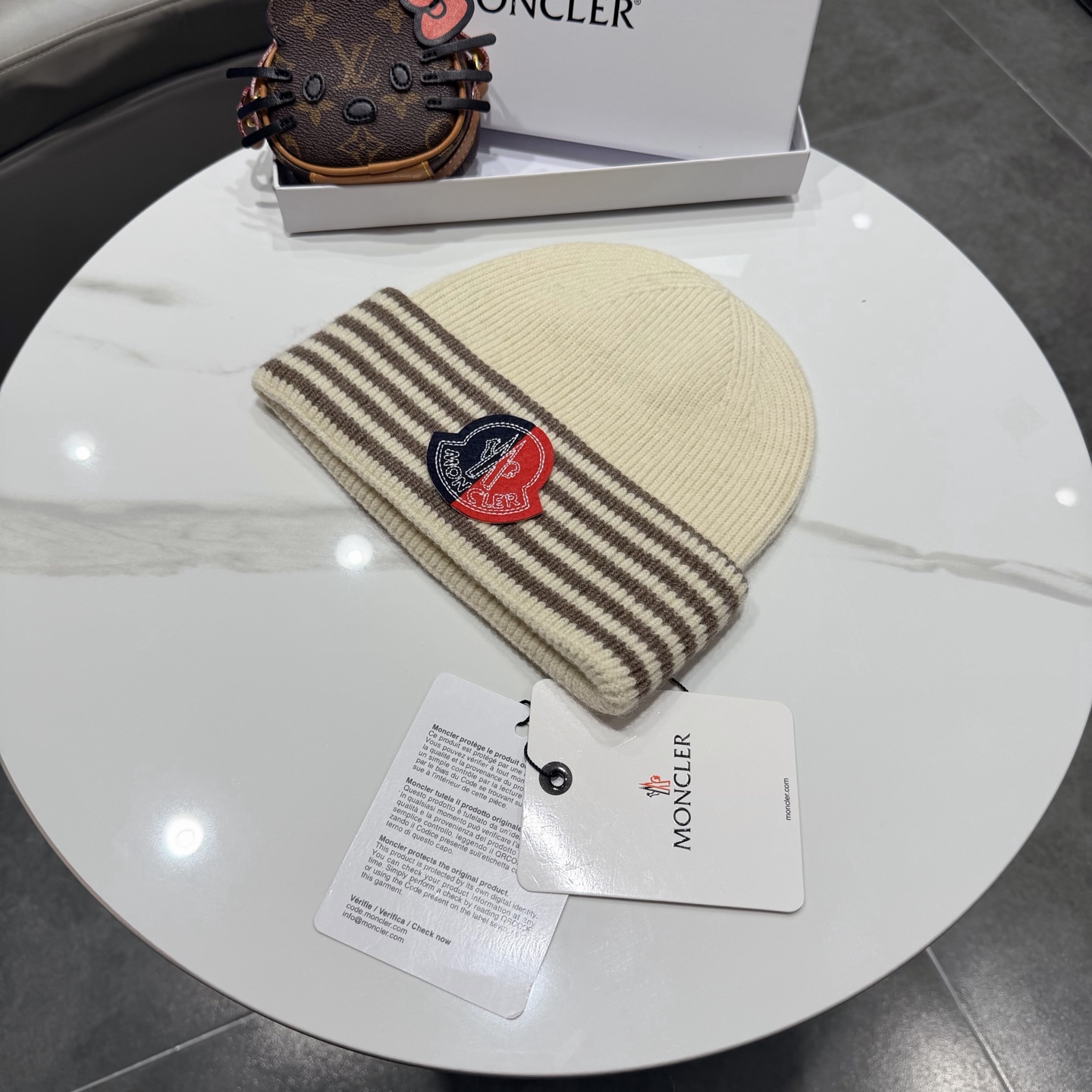 MONCLER蒙口 品质高端大气毛线帽，超火爆💖质感很赞，出街超好搭配！时尚潮流！出门必备单品，男女同款快快入手哦！