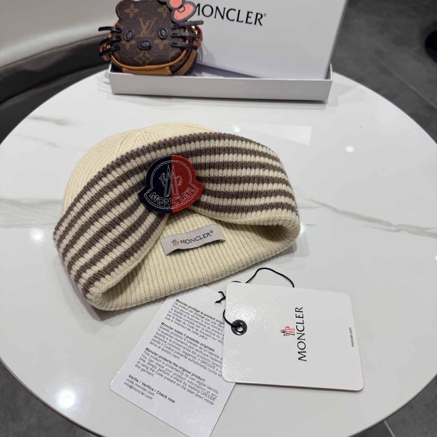 MONCLER蒙口 品质高端大气毛线帽，超火爆💖质感很赞，出街超好搭配！时尚潮流！出门必备单品，男女同款快快入手哦！