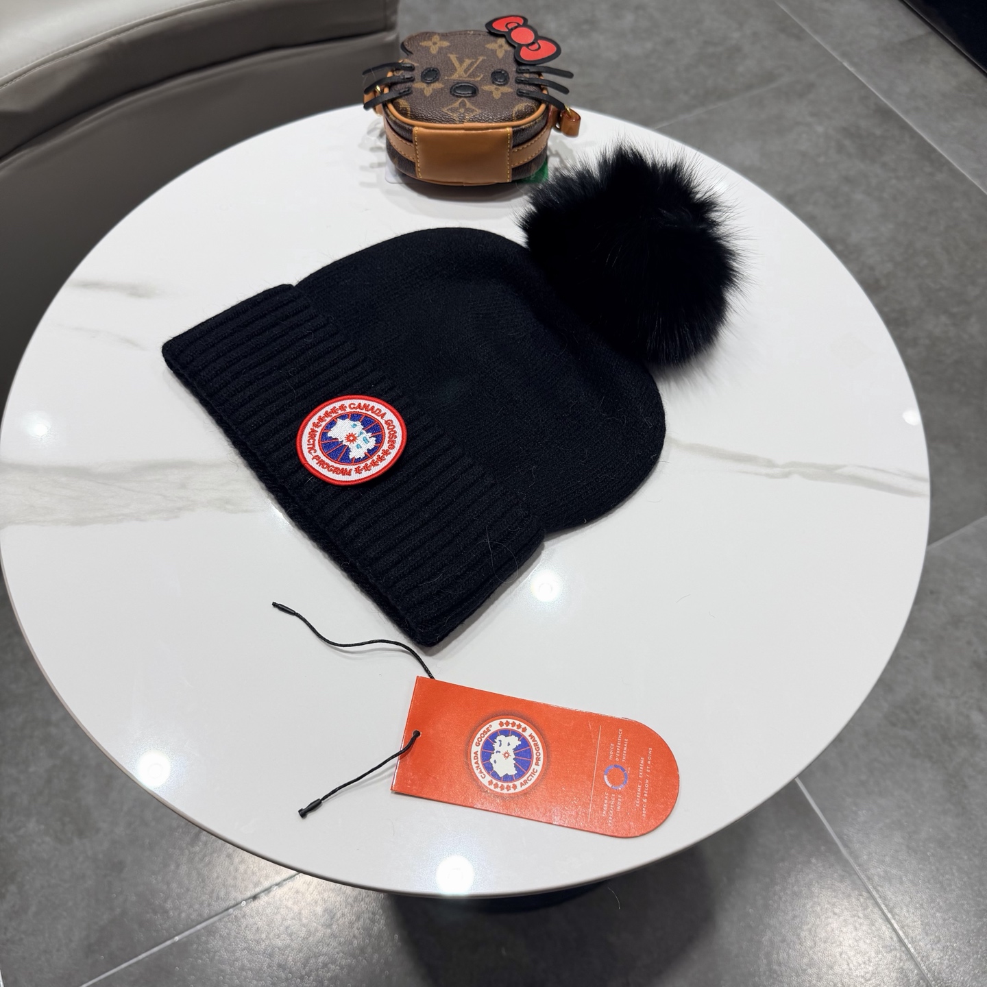 加拿大鹅。CANADA GOOSE 官网最新羊毛针织帽，官网原单复刻.非常柔软亲肤，弹性很好！有质感又非常百搭的款式~保