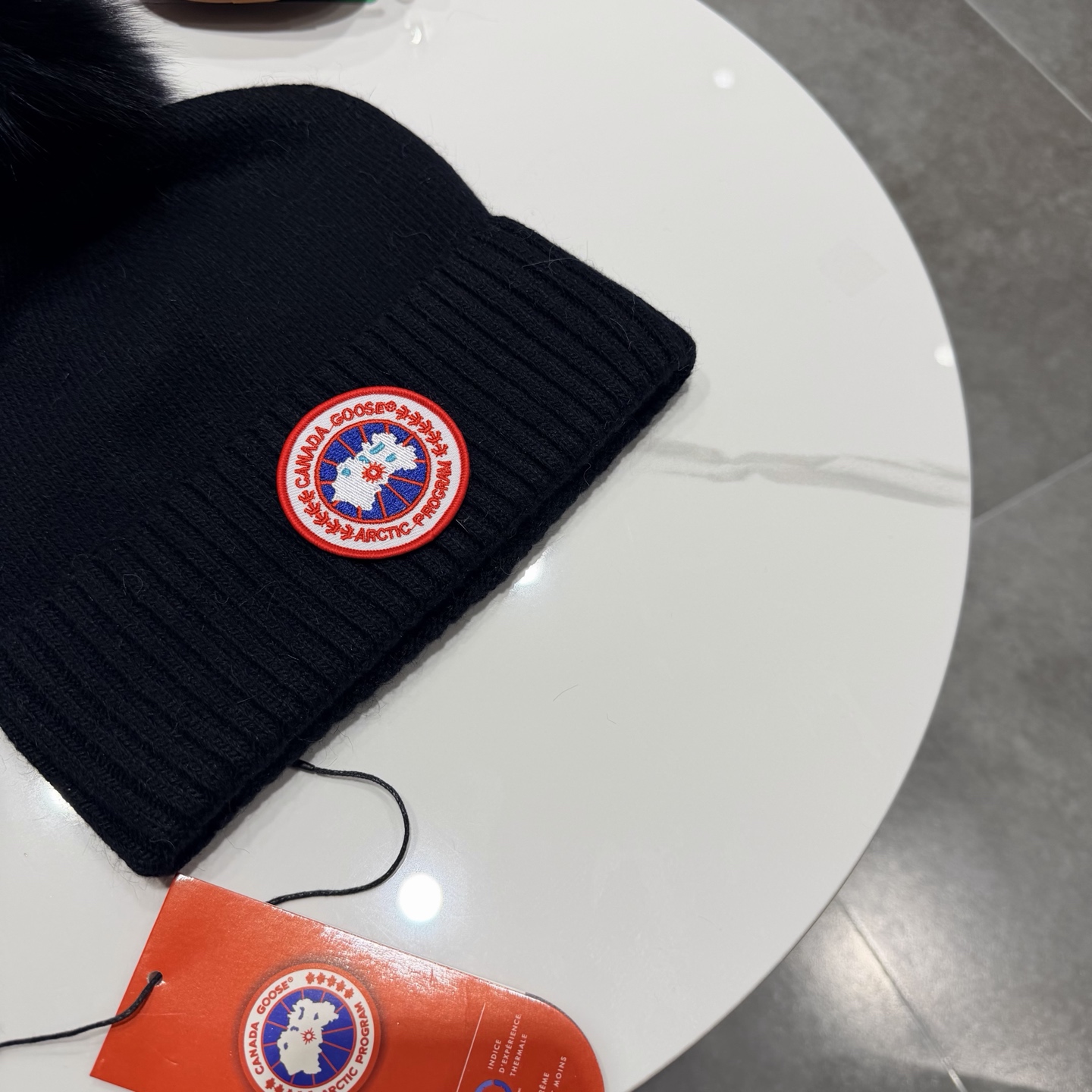 加拿大鹅。CANADA GOOSE 官网最新羊毛针织帽，官网原单复刻.非常柔软亲肤，弹性很好！有质感又非常百搭的款式~保