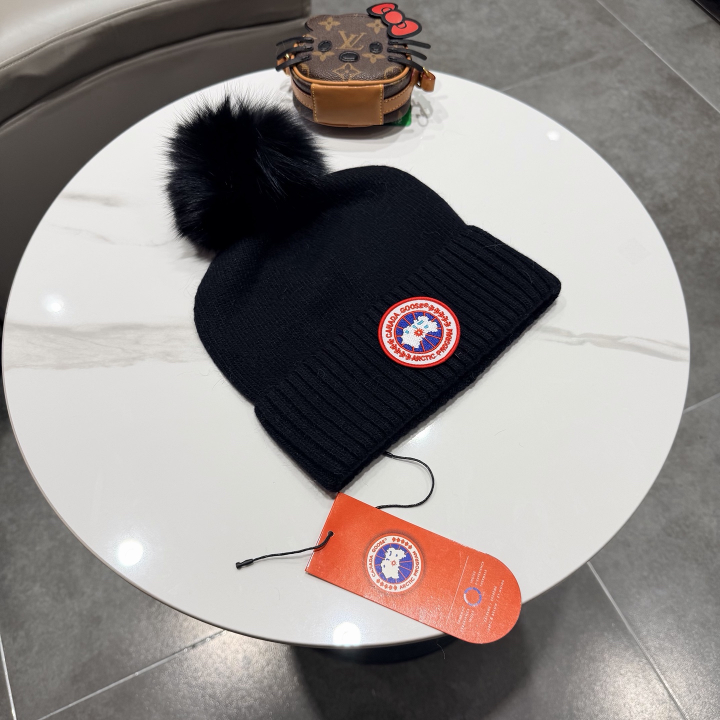 加拿大鹅。CANADA GOOSE 官网最新羊毛针织帽，官网原单复刻.非常柔软亲肤，弹性很好！有质感又非常百搭的款式~保