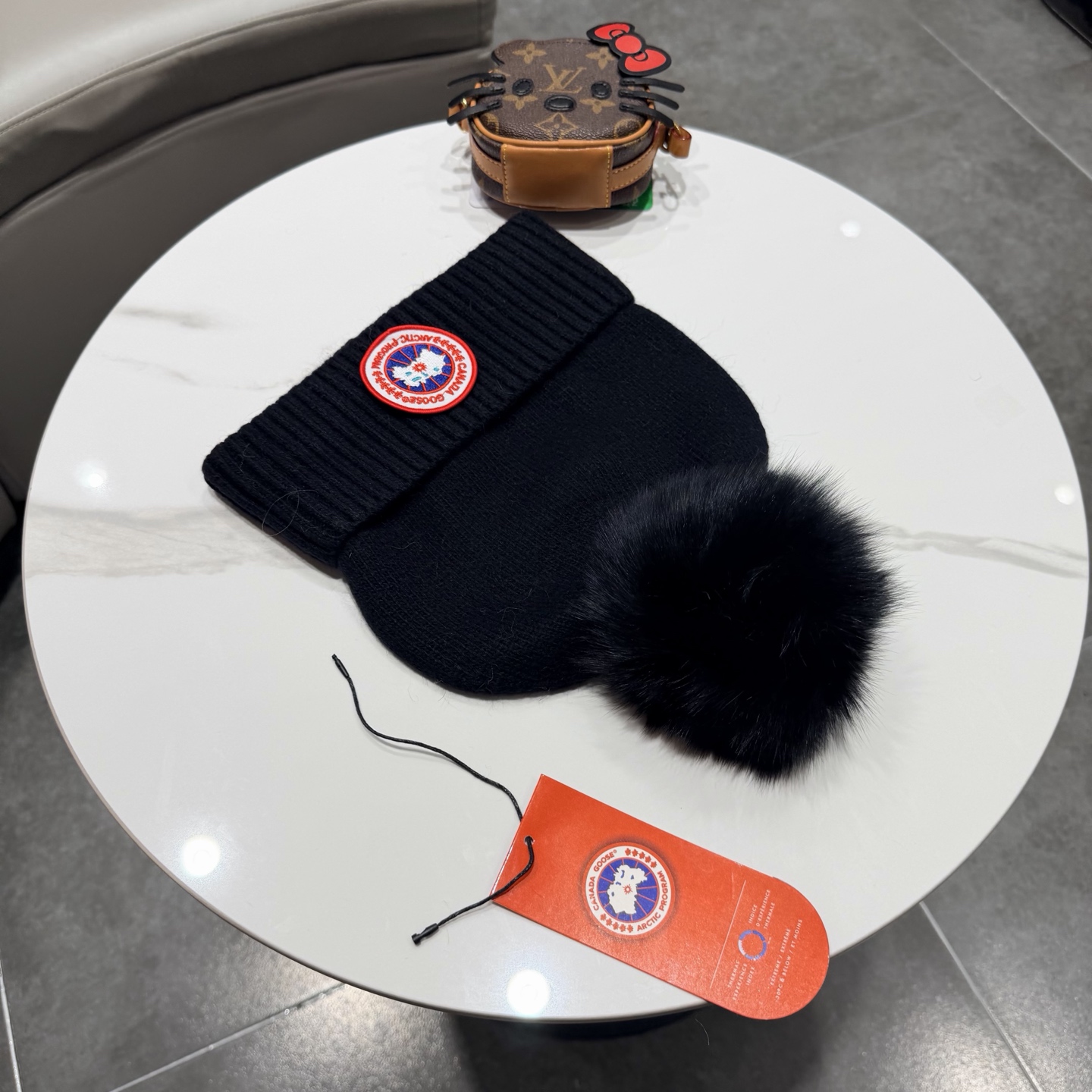 加拿大鹅。CANADA GOOSE 官网最新羊毛针织帽，官网原单复刻.非常柔软亲肤，弹性很好！有质感又非常百搭的款式~保